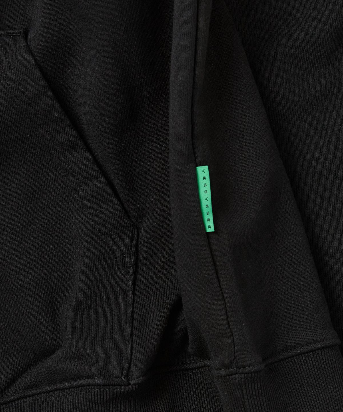 예스아이씨(YESEYESEE) C-Logo Hoodie Black