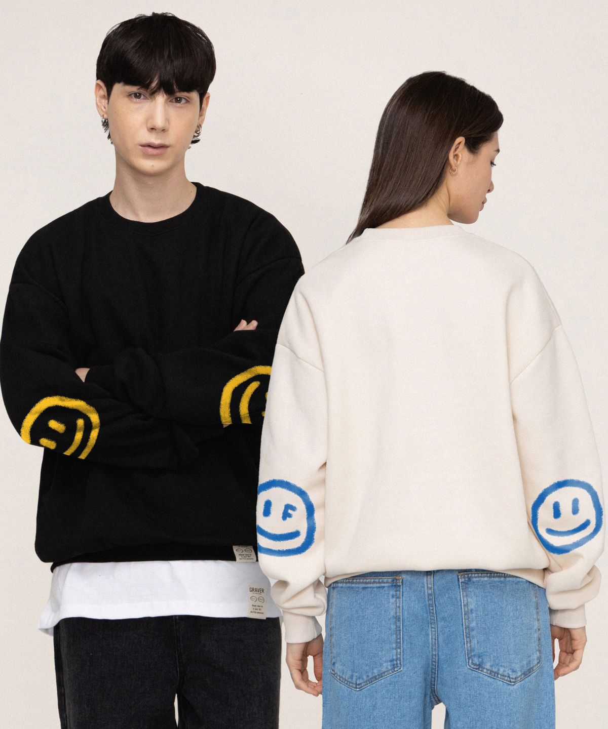 그레이버(GRAVER) [UNISEX]엘보우 스프레이 도트스마일 맨투맨_블랙