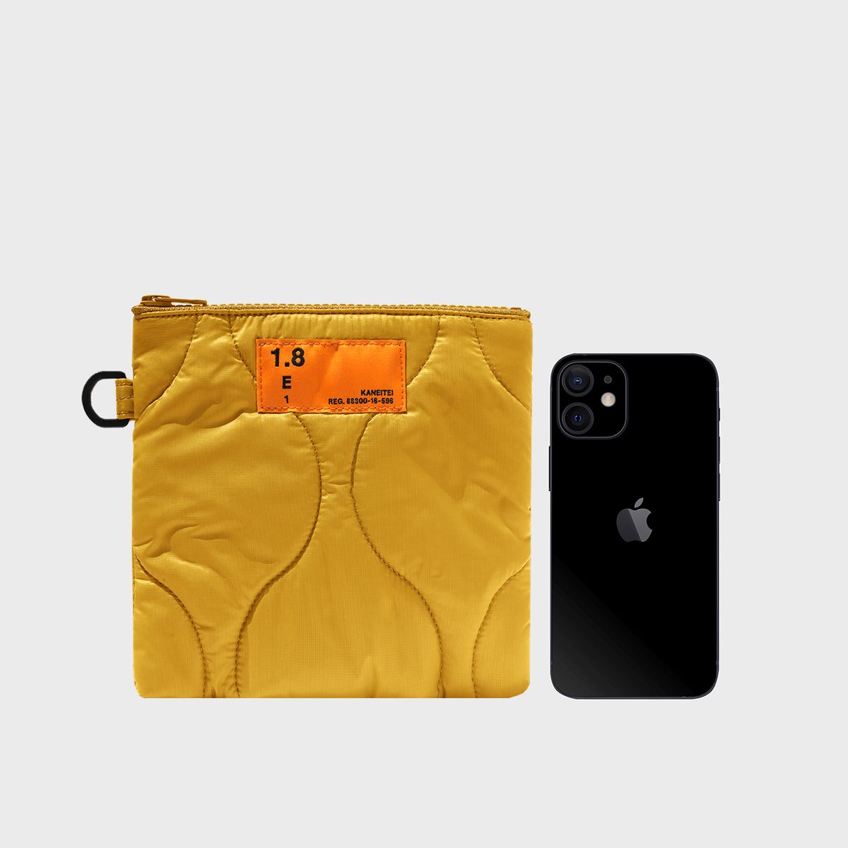 카네이테이(KANEITEI) POM QUILTED FLAT POUCH (MUSTARD) / RECYCLED