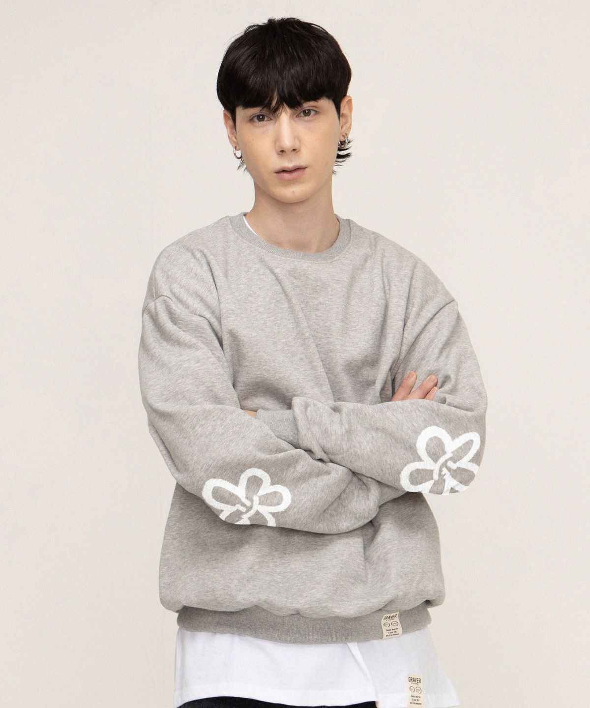 그레이버(GRAVER) [UNISEX]엘보우 스프레이 플라워스마일 맨투맨_그레이