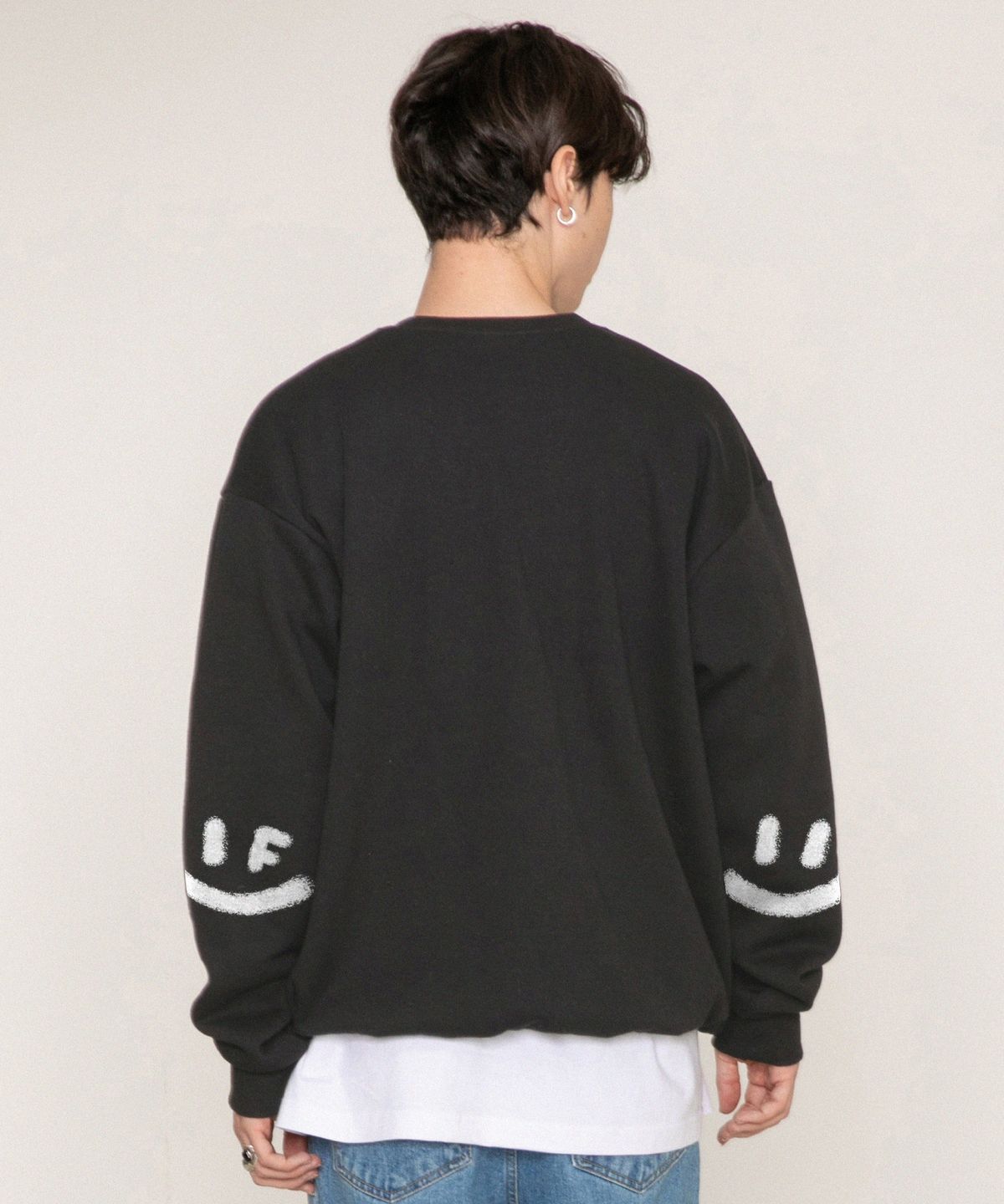 그레이버(GRAVER) [UNISEX]엘보우 스프레이 스마일드로잉 맨투맨_차콜