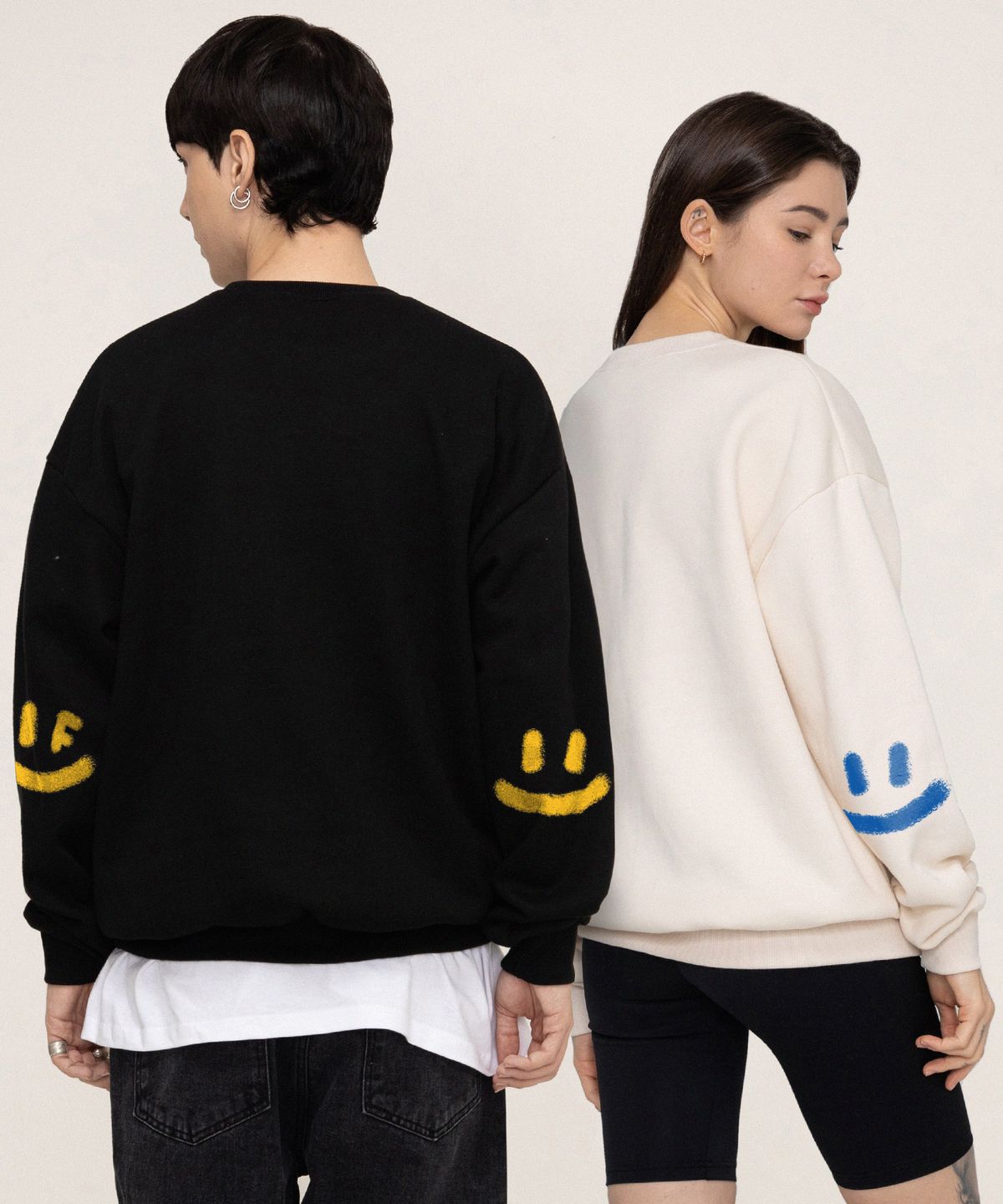 그레이버(GRAVER) [UNISEX]엘보우 스프레이 스마일드로잉 맨투맨_블랙