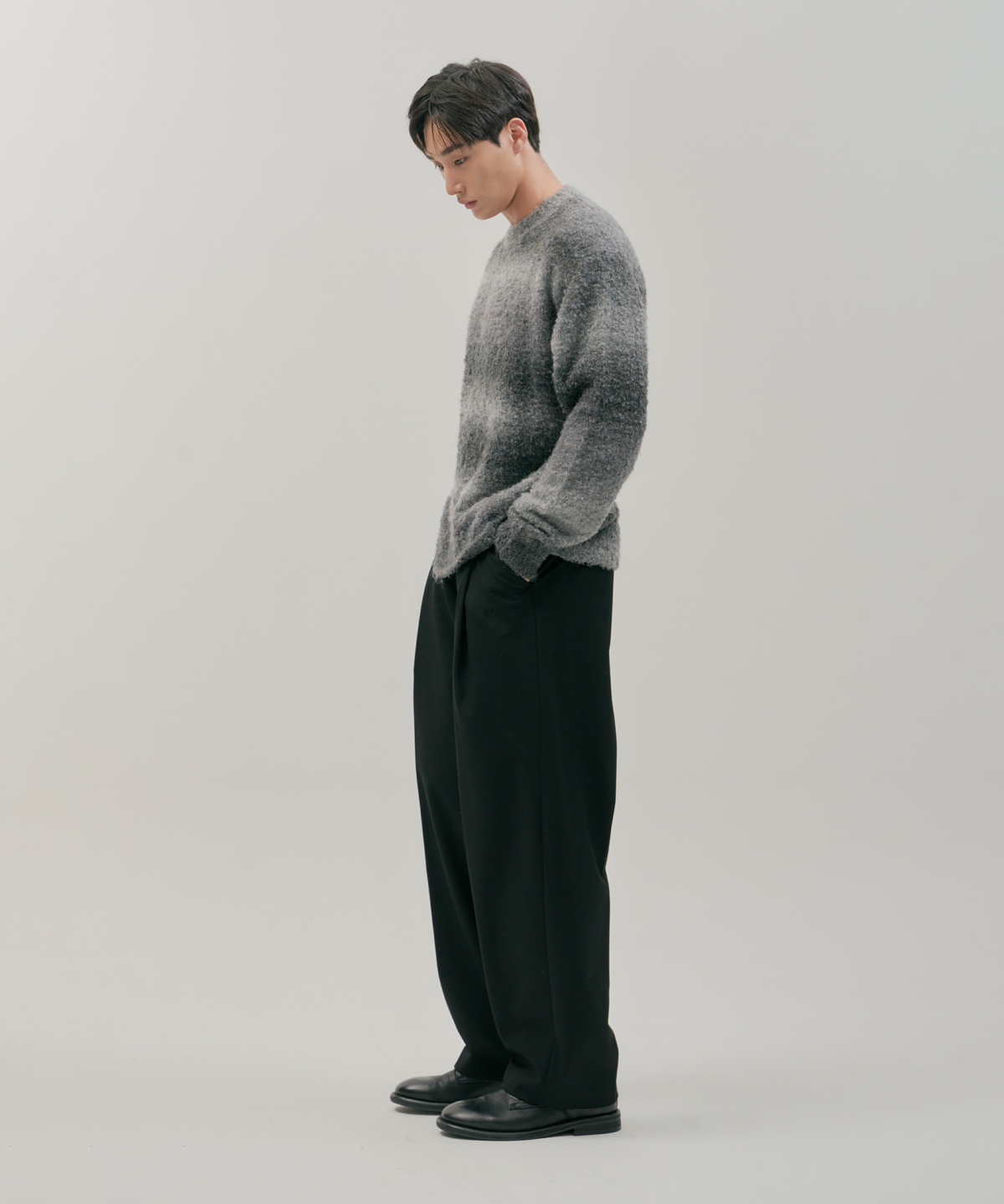 넌블랭크(NONBLANK) 그라데이션 라운드 니트_BLACK