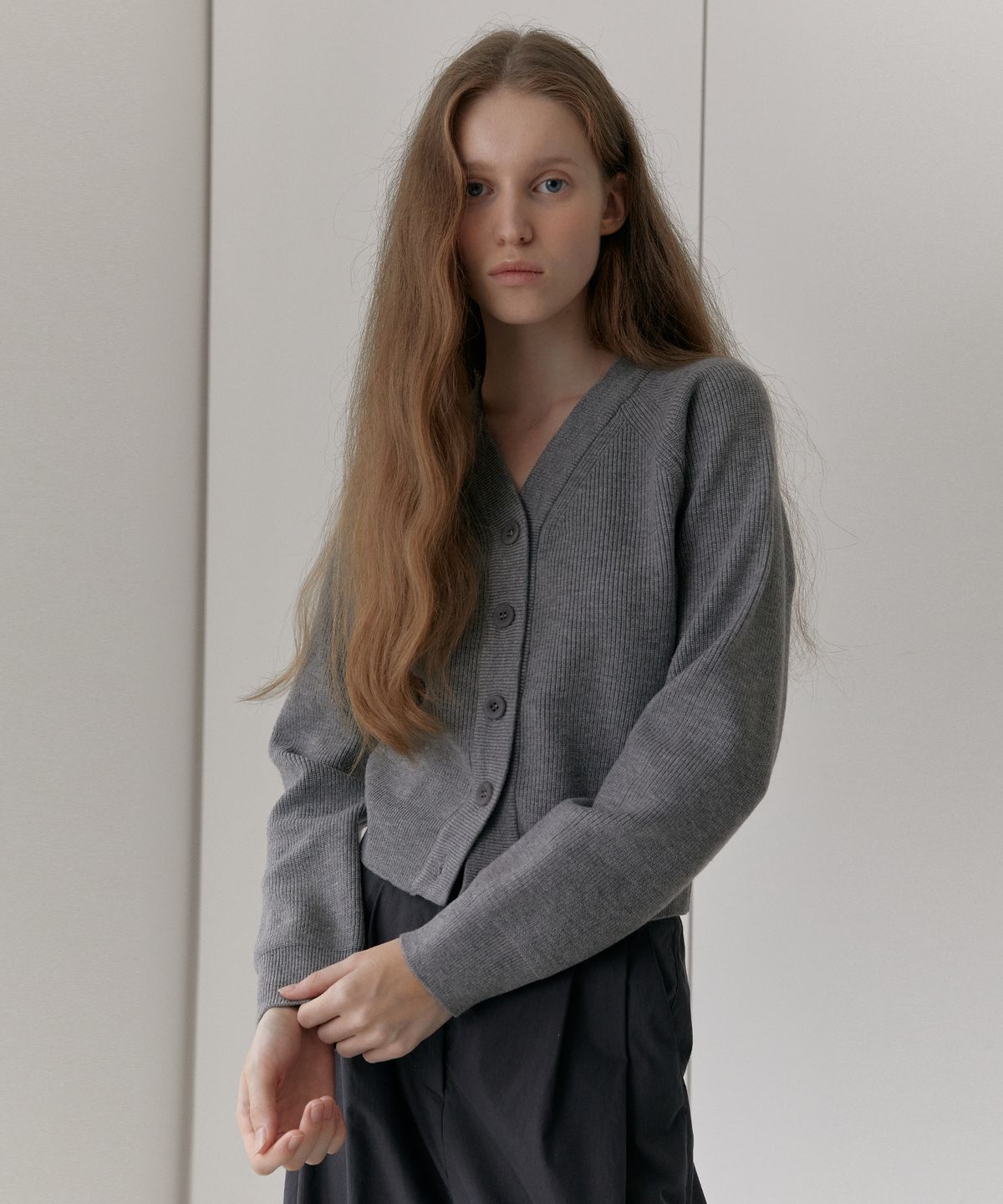 38컴온커먼(38COMEONCOMMON) V-Neck Ribbed Cardigan (Melange Gray)