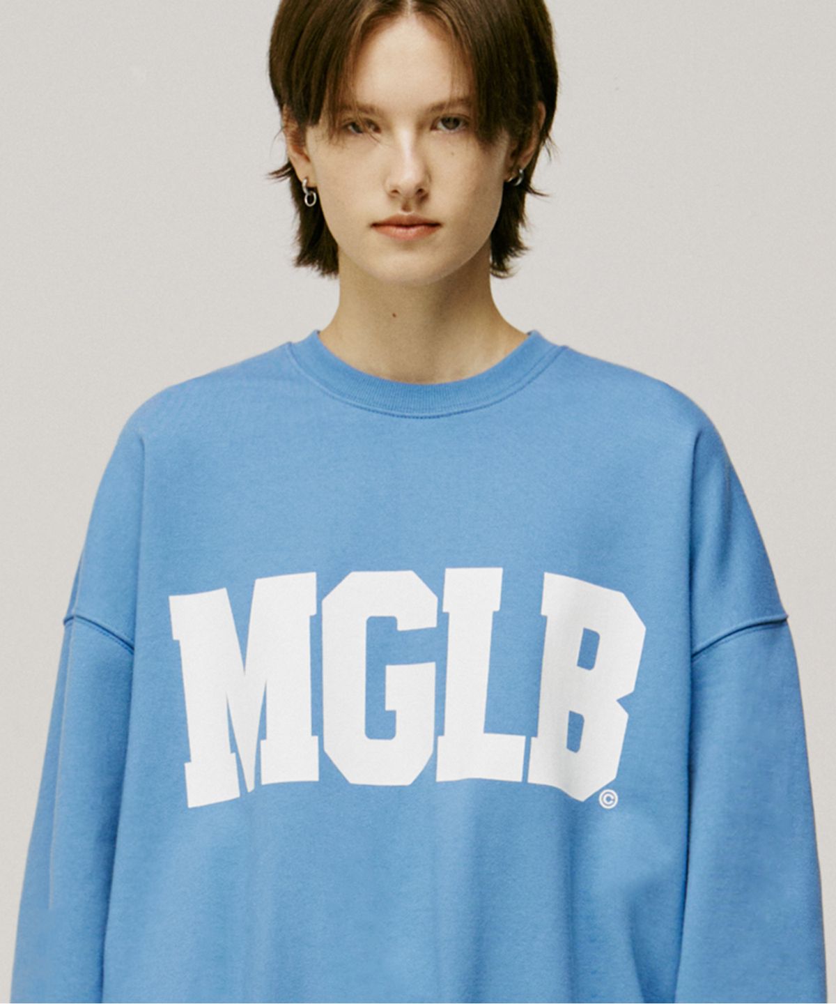 매치글로브(MATCHGLOBE) MGLB UNIV 스웨트셔츠 (스카이블루)