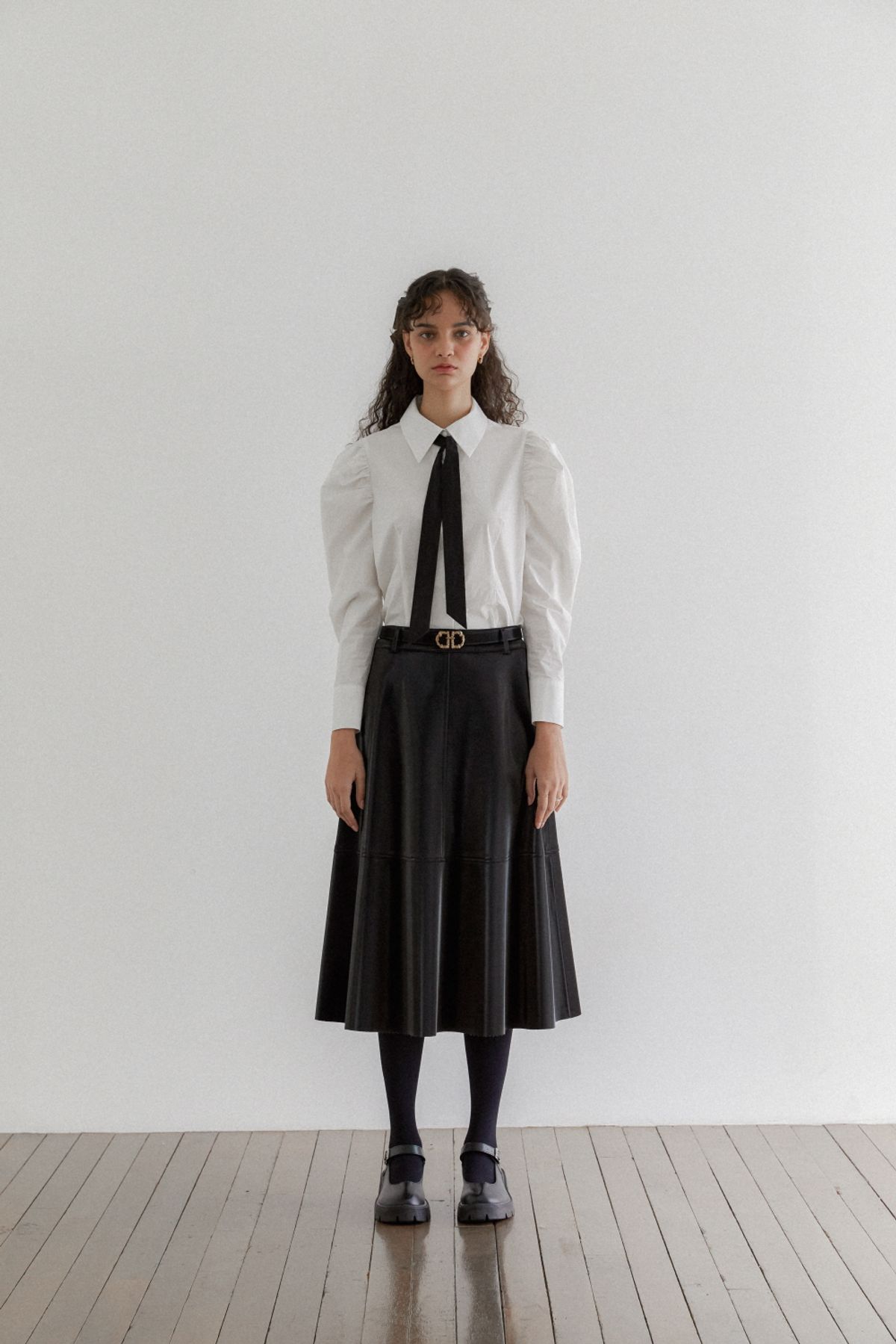 나루강(NARU KANG) Mutton sleeve Black tie blouse