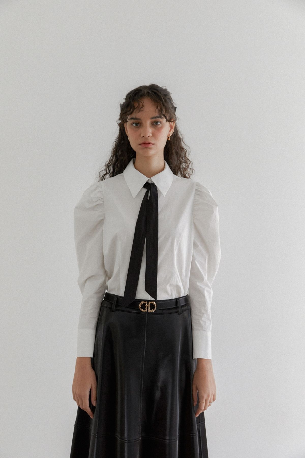 나루강(NARU KANG) Mutton sleeve Black tie blouse