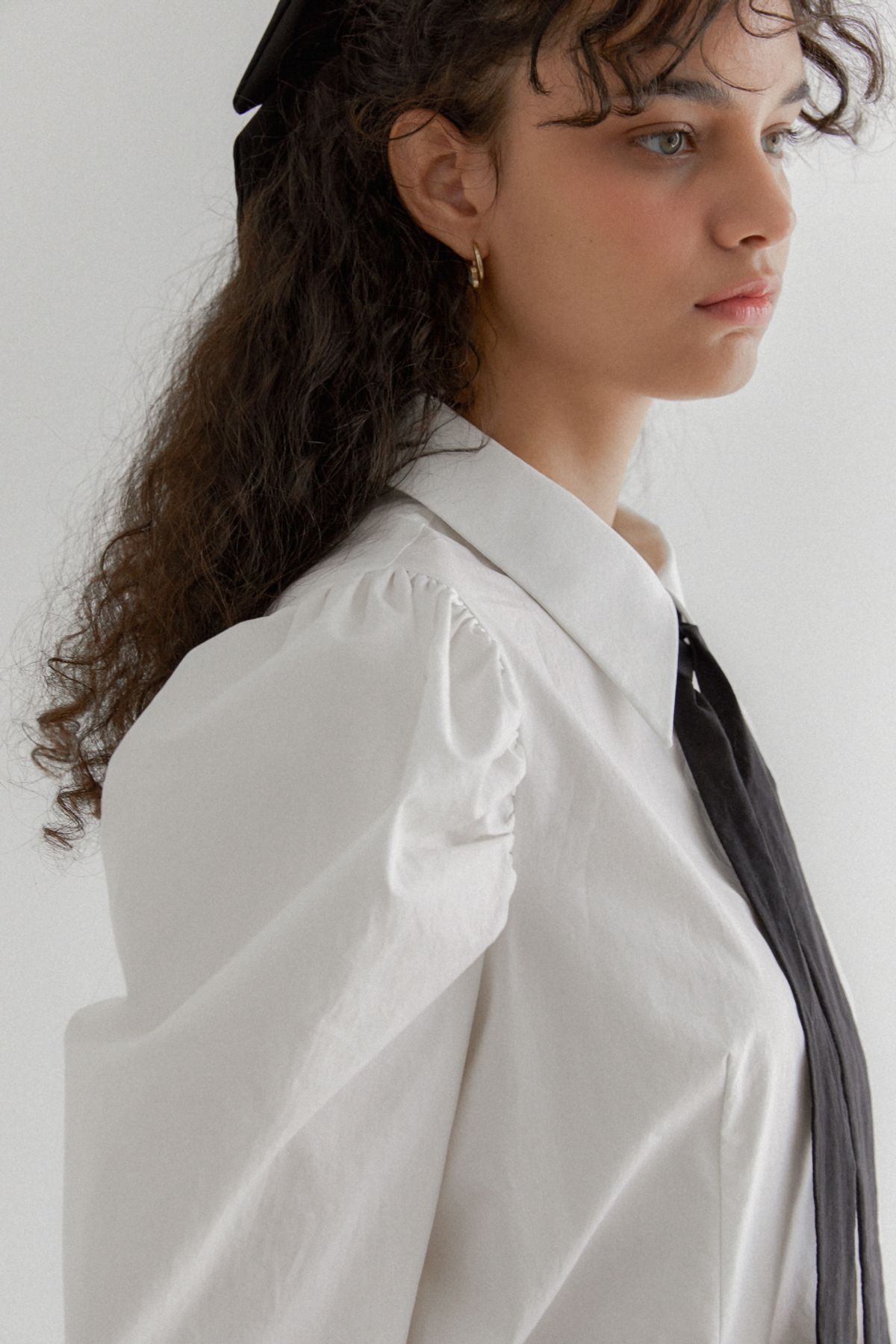 나루강(NARU KANG) Mutton sleeve Black tie blouse