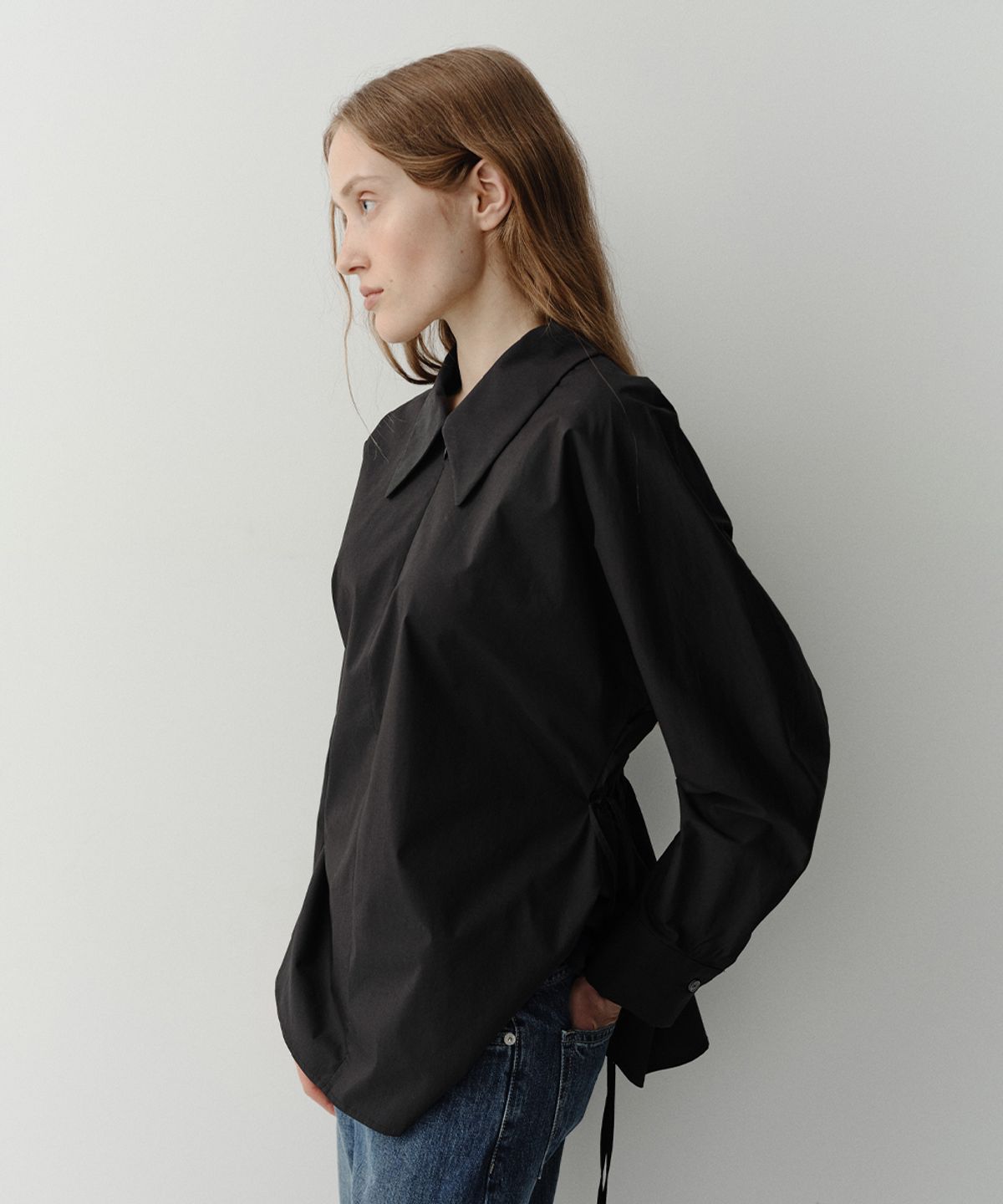 이아(EAAH) DRAWSTRING BLOUSE (BLACK)