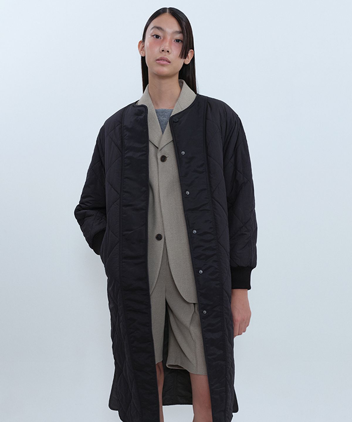 아위(AHWE) Reversible Long Padding_BLACK