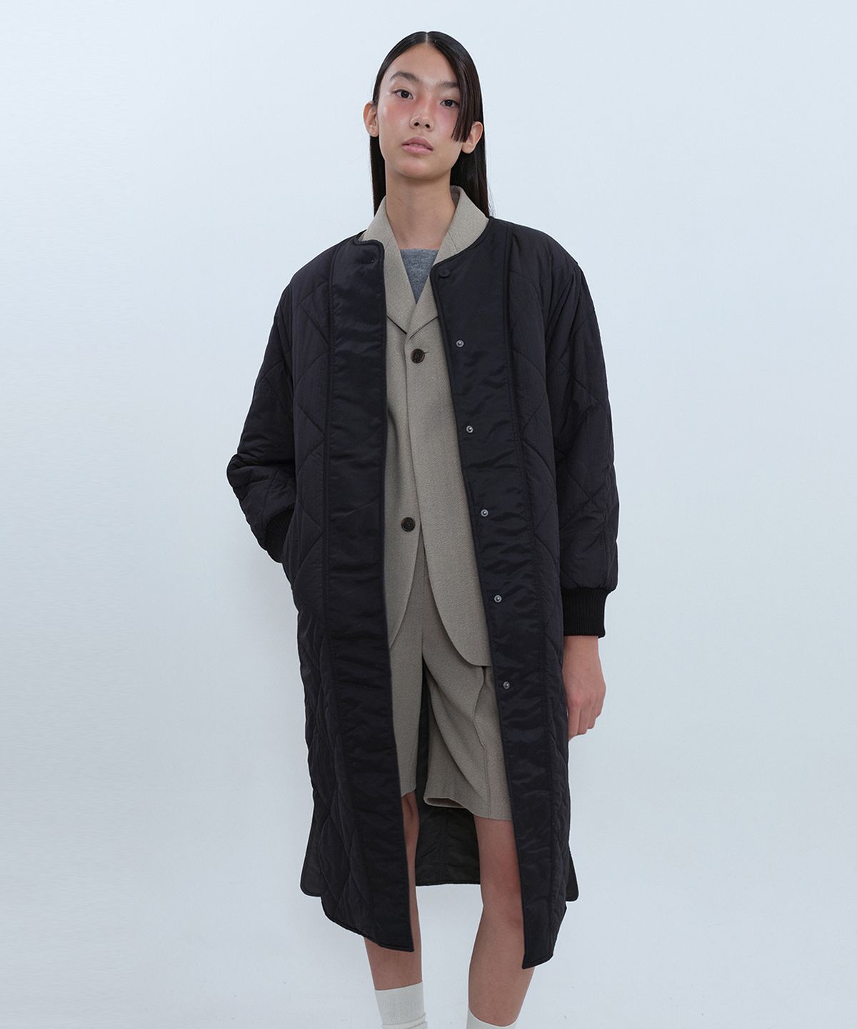 아위(AHWE) Reversible Long Padding_BLACK