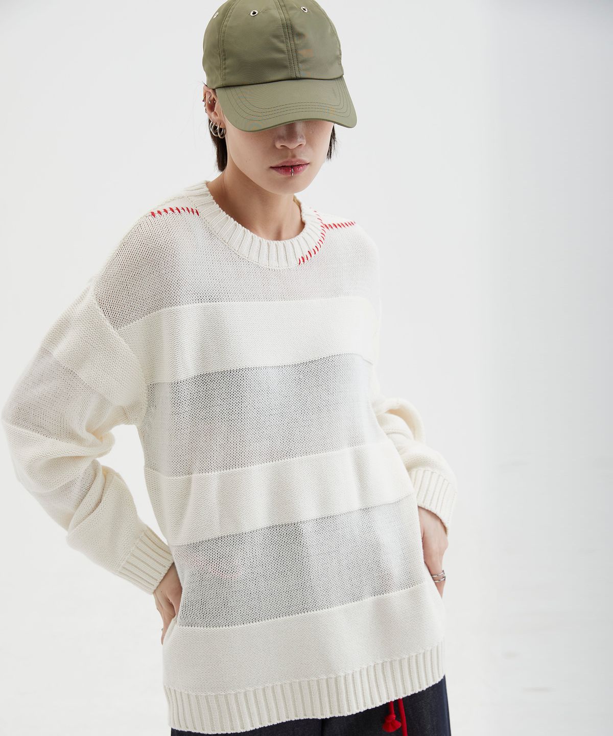 하이투(HYIIⁿ) [UNISEX] 손자수 스트라이프 니트 스웨터 아이보리