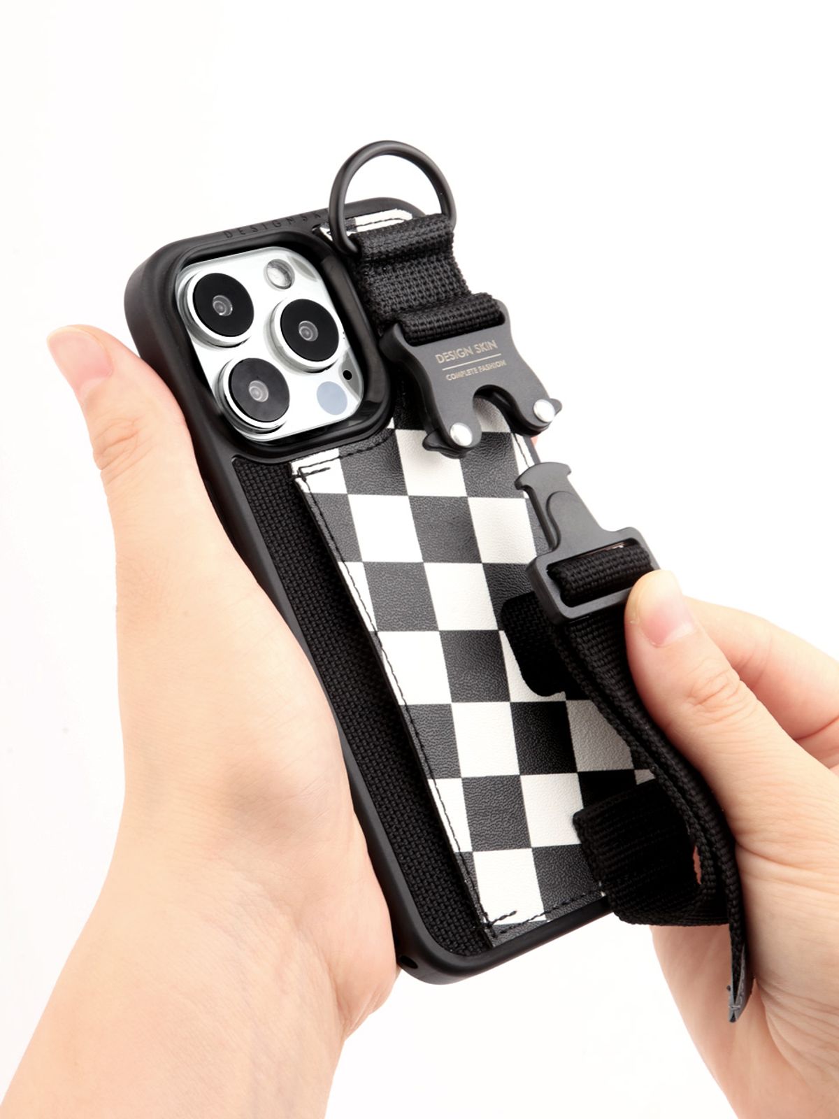 디자인스킨(DESIGNSKIN) 아이폰14/프로/플러스/프로맥스 버클 스트랩 케이스-체커보드/블랙