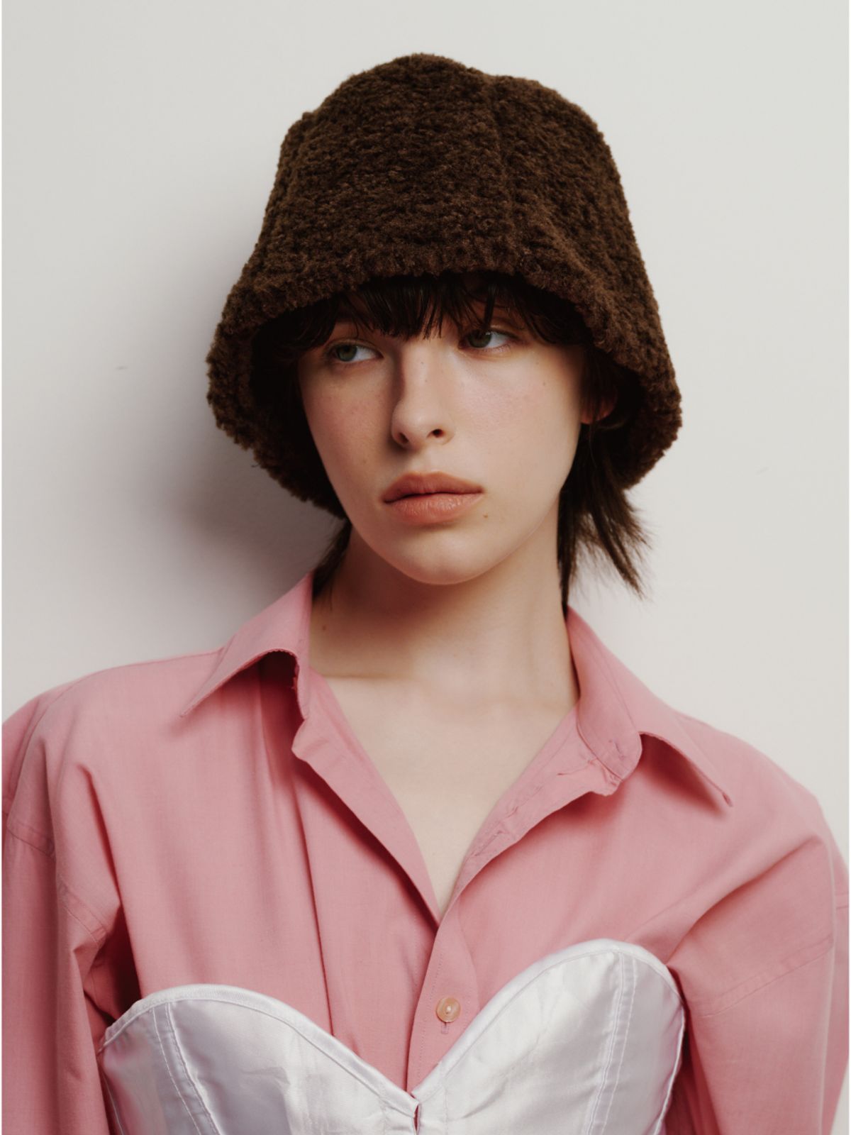 포에지담(POESIEDAME) [Life PORTRAIT] Shearling reversible bucket hat in Dark brown