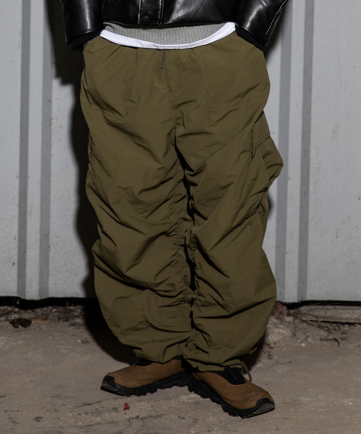 엑스톤즈(XTONZ) XP127 셔링 카고 팬츠 (KHAKI)