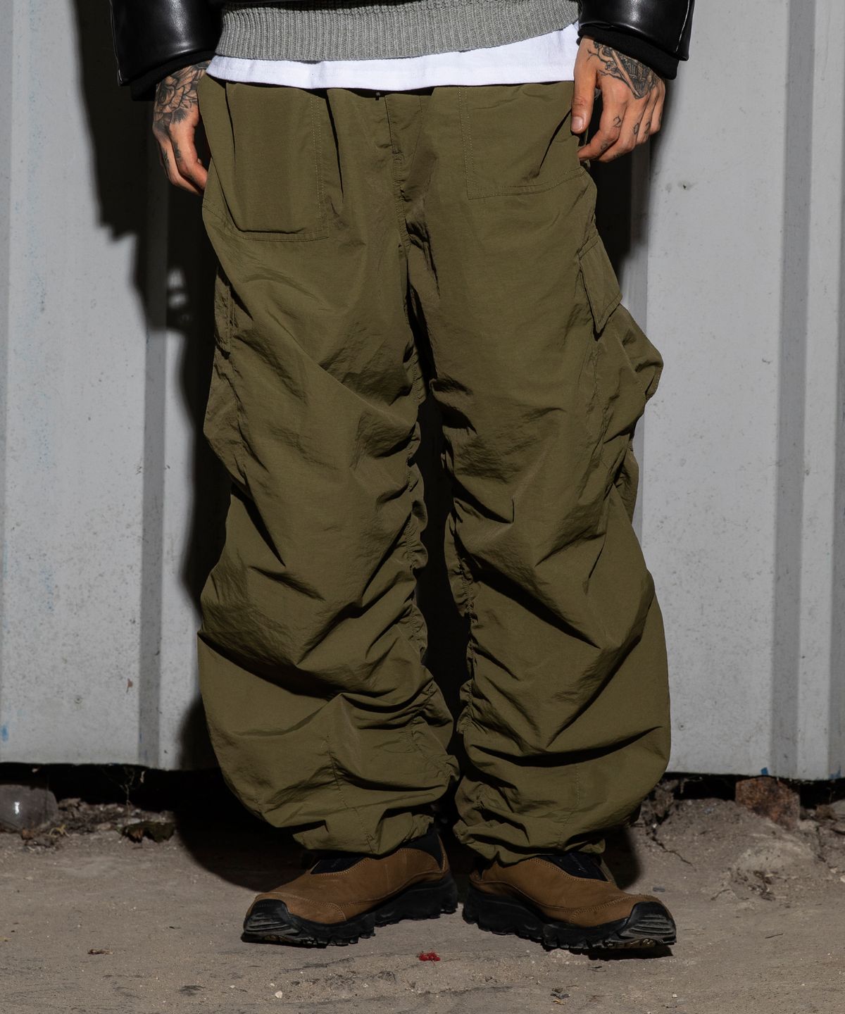 엑스톤즈(XTONZ) XP127 셔링 카고 팬츠 (KHAKI)