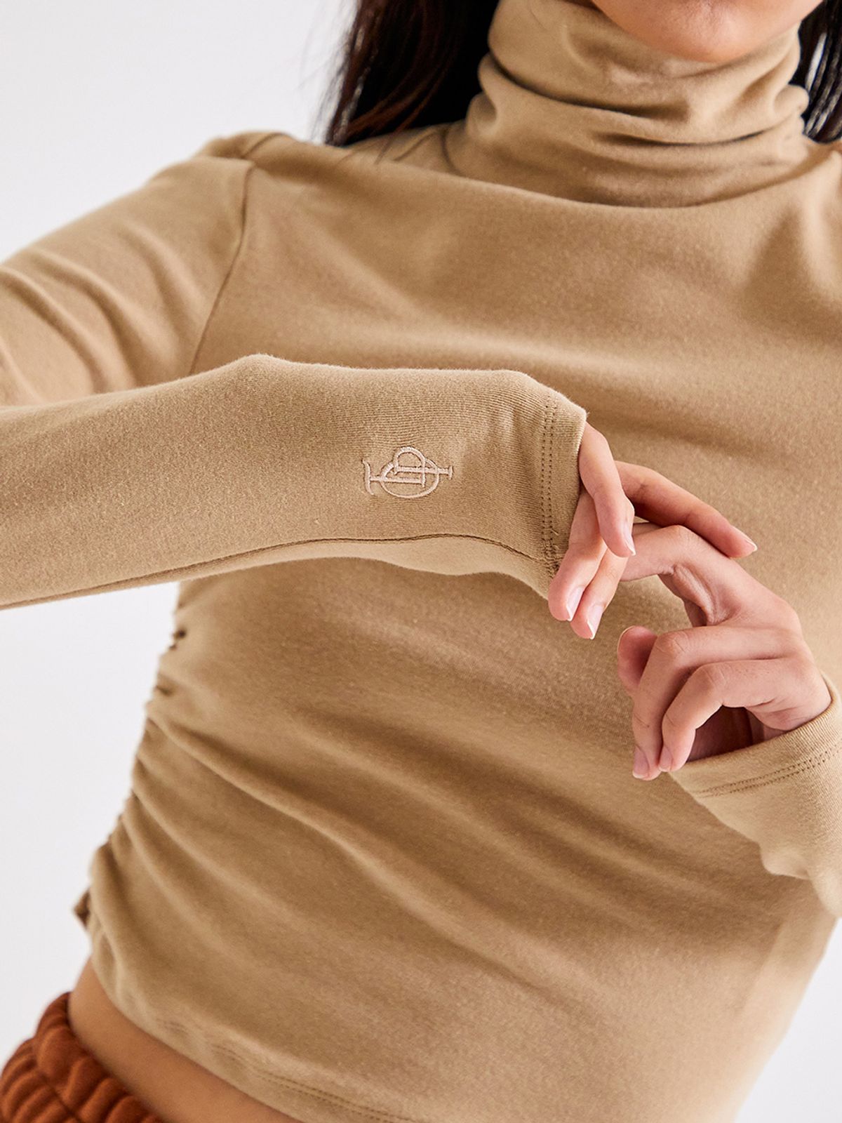 탑걸(TOPGIRL) WINKLE POINT OVER NECK LONG SLEEVE TOP_T226TP140