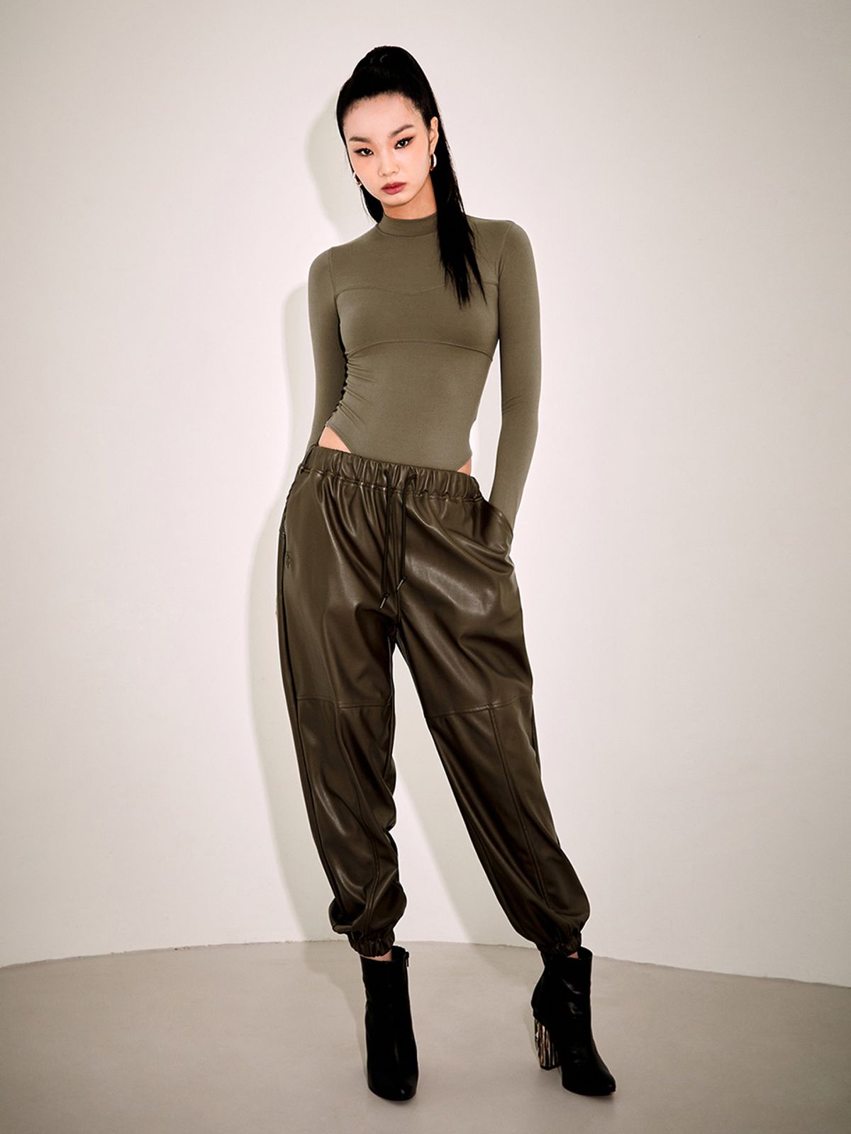 탑걸(TOPGIRL) FLEX LEATHER JOGGER PANTS_T226BT700