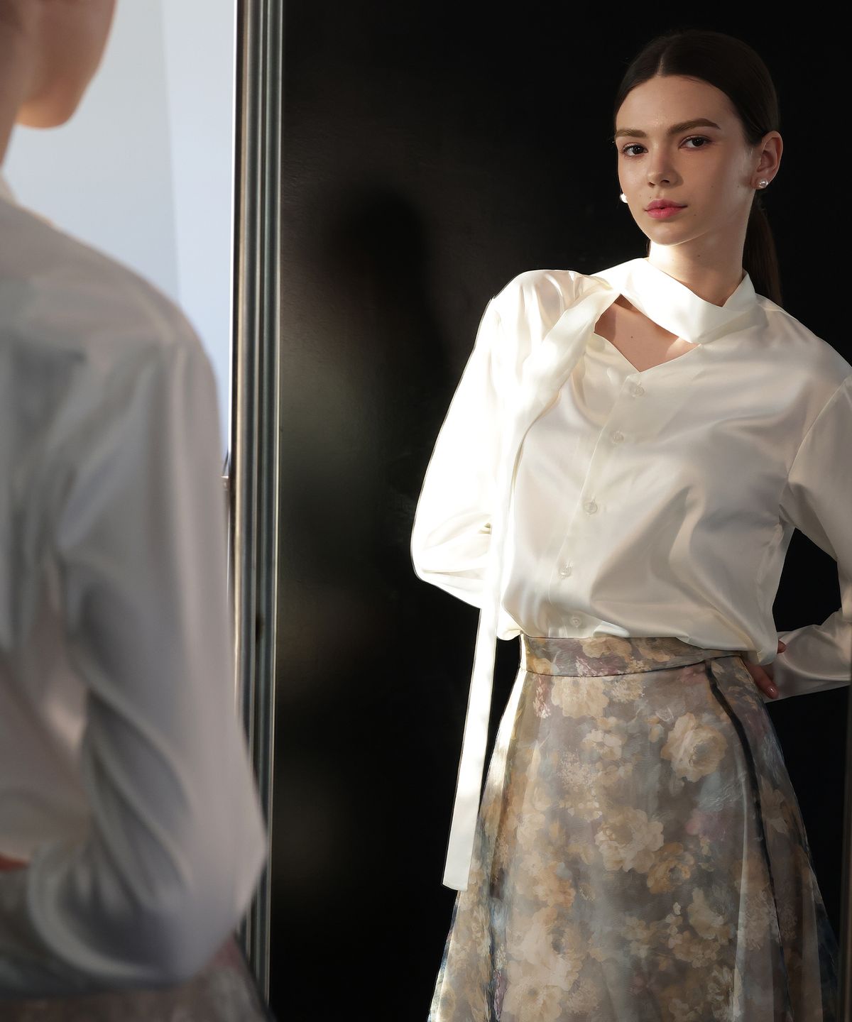 러브참(LOVECHARM) [콜린 실크 타이 블라우스] Colleen Silk Tie Blouse