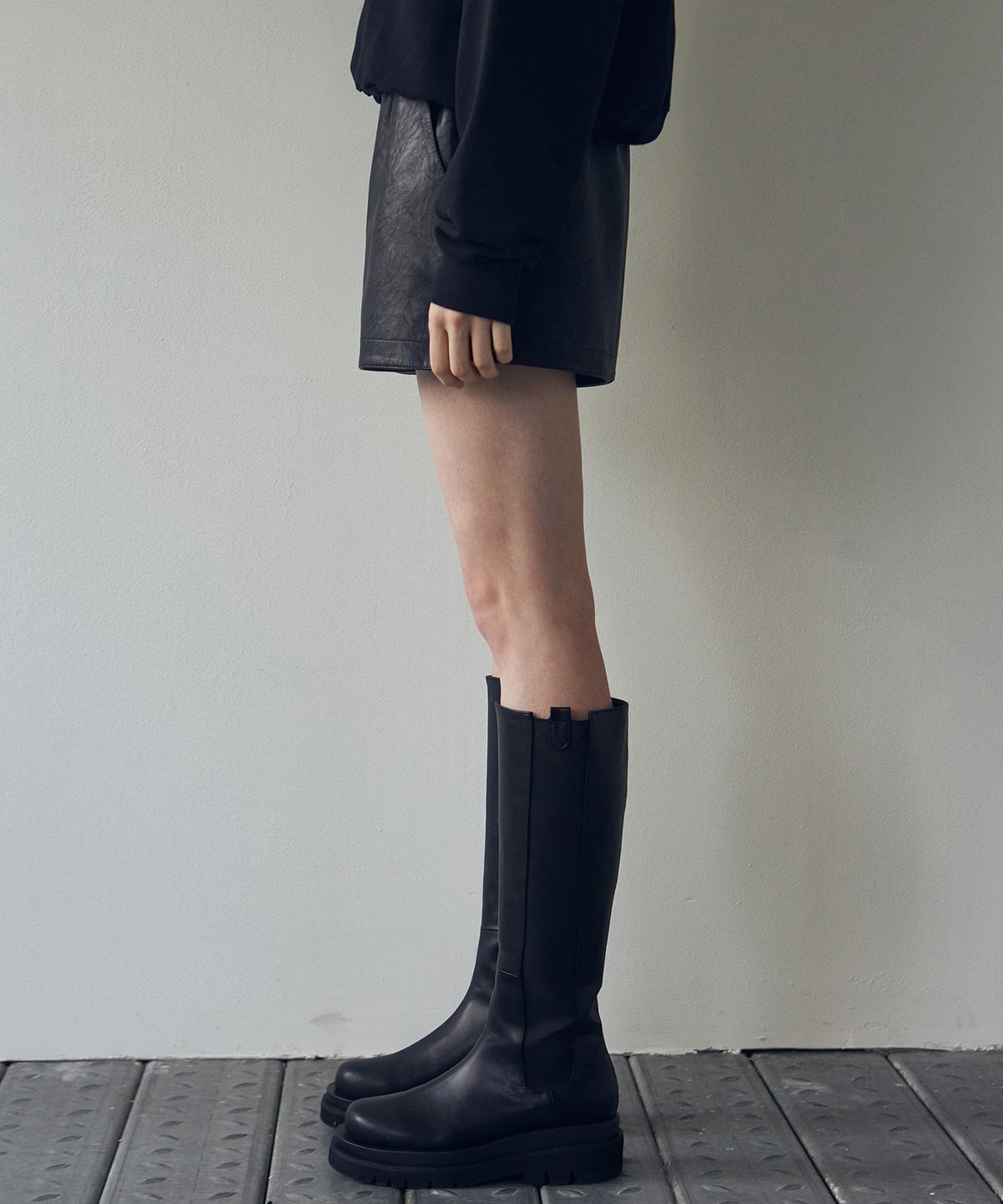닉앤니콜(NICK&NICOLE) BANDING LEATHER HALF PANTS_BLACK