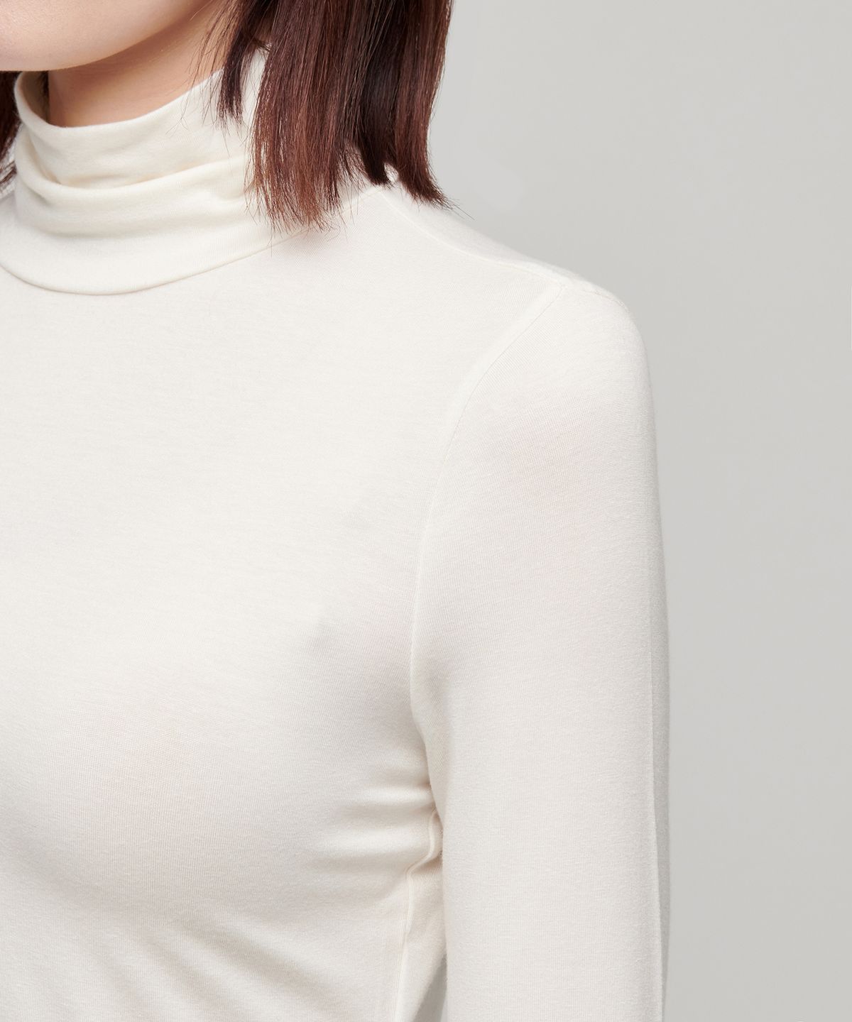 무신사 스탠다드 우먼(MUSINSA STANDARD WOMAN) 우먼즈 슬림 크롭 터틀 넥 긴소매 티셔츠 [크림]