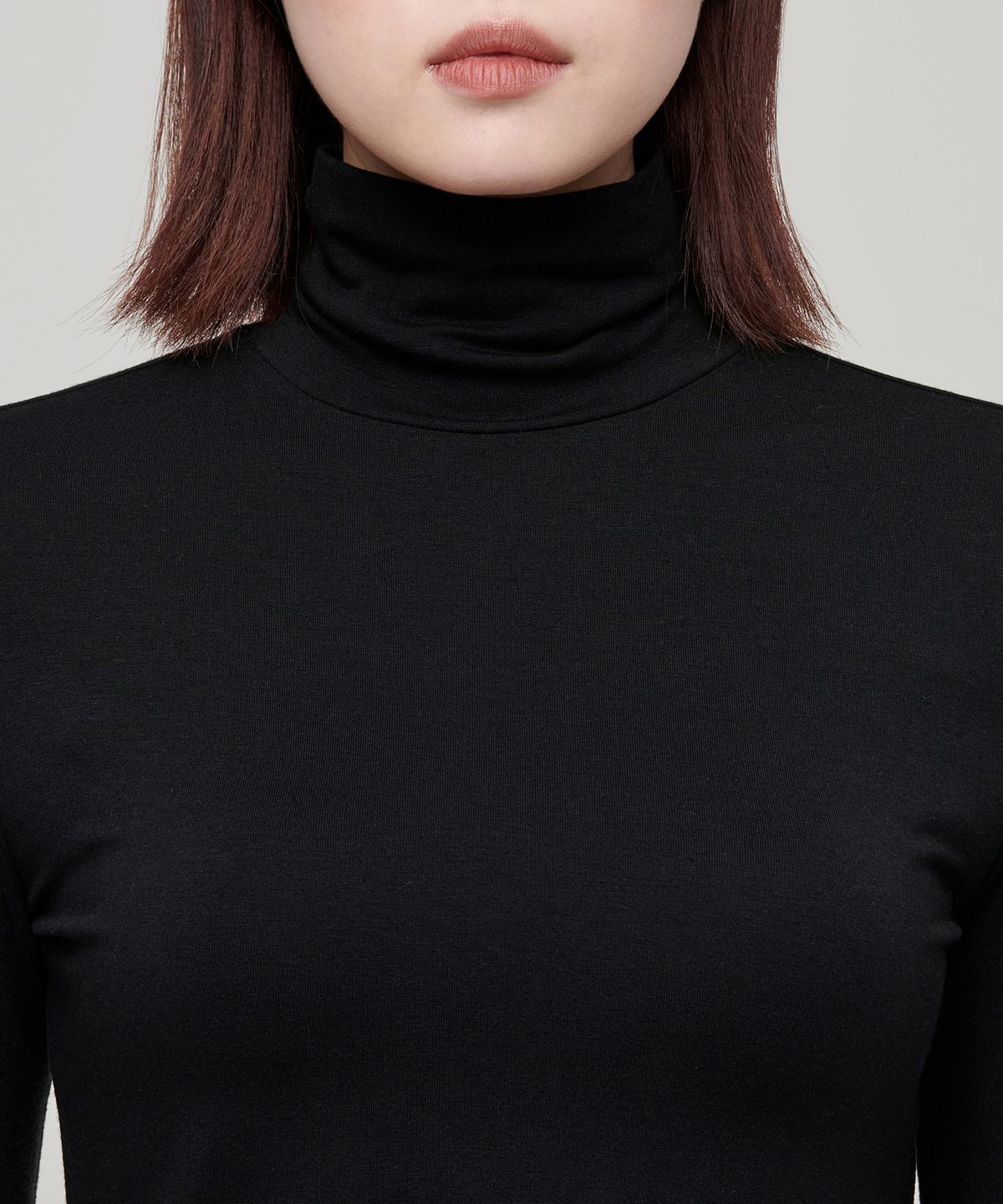 무신사 스탠다드 우먼(MUSINSA STANDARD WOMAN) 우먼즈 슬림 크롭 터틀 넥 긴소매 티셔츠 [블랙]