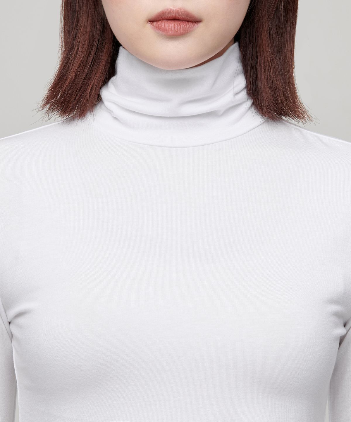 무신사 스탠다드 우먼(MUSINSA STANDARD WOMAN) 우먼즈 슬림 크롭 터틀 넥 긴소매 티셔츠 [화이트]