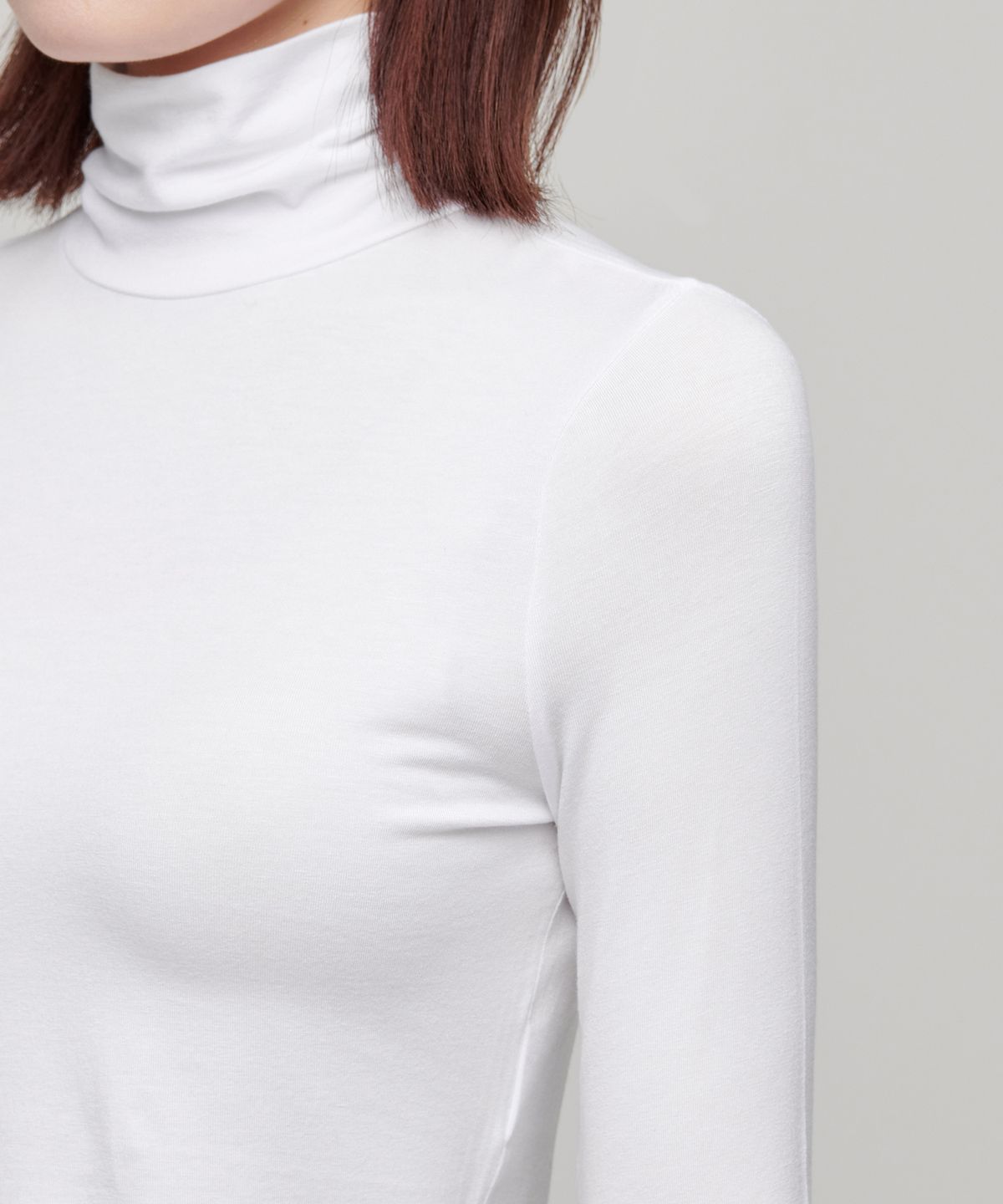 무신사 스탠다드 우먼(MUSINSA STANDARD WOMAN) 우먼즈 슬림 크롭 터틀 넥 긴소매 티셔츠 [화이트]