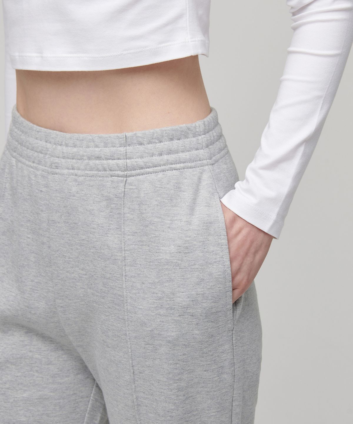 무신사 스탠다드 우먼(MUSINSA STANDARD WOMAN) 우먼즈 세미 부츠 컷 스웨트 팬츠 [미디엄 그레이]