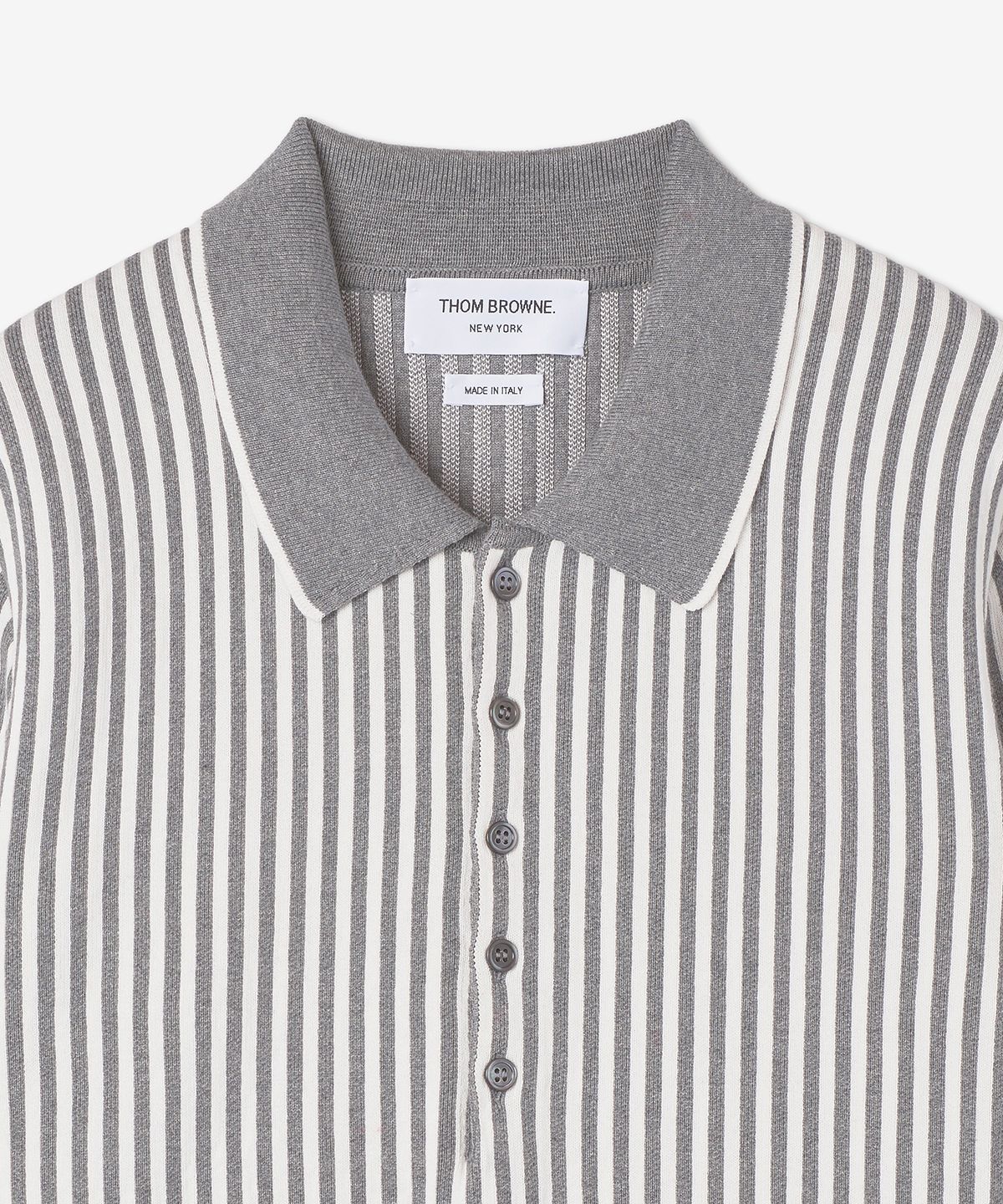 톰 브라운(THOM BROWNE) 코튼 시어서커 자카드 4 바 반소매 폴로 셔츠 - 라이트 그레이 / MKP073AY3007055