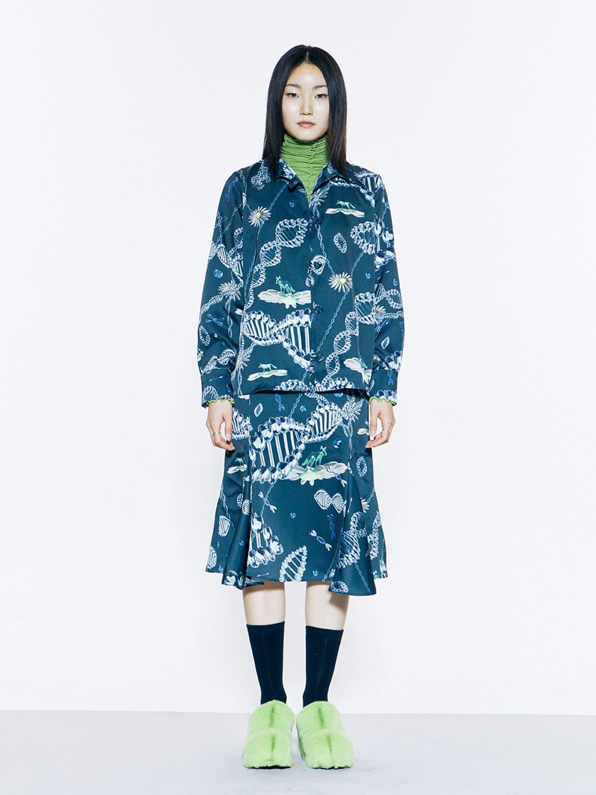 비건타이거(VEGAN TIGER) 프린트 하트버튼 블라우스 (NAVY)