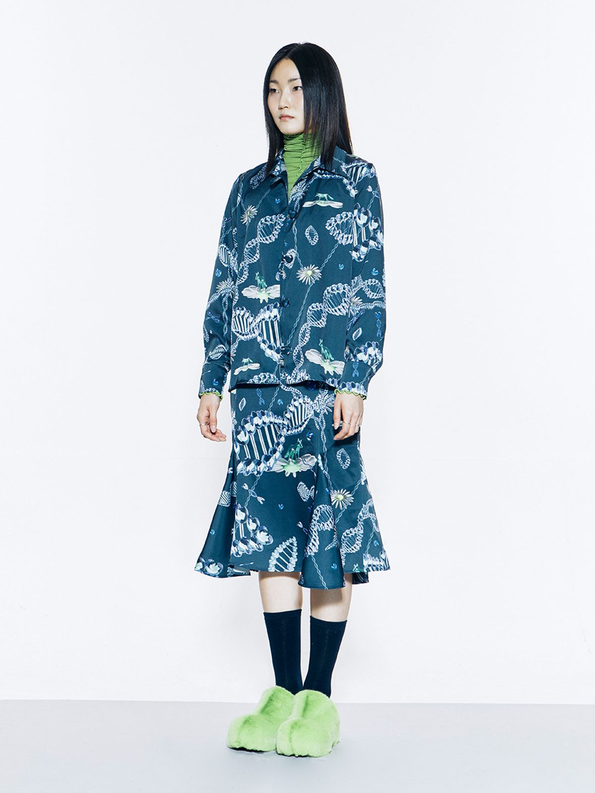 비건타이거(VEGAN TIGER) 프린트 하트버튼 블라우스 (NAVY)
