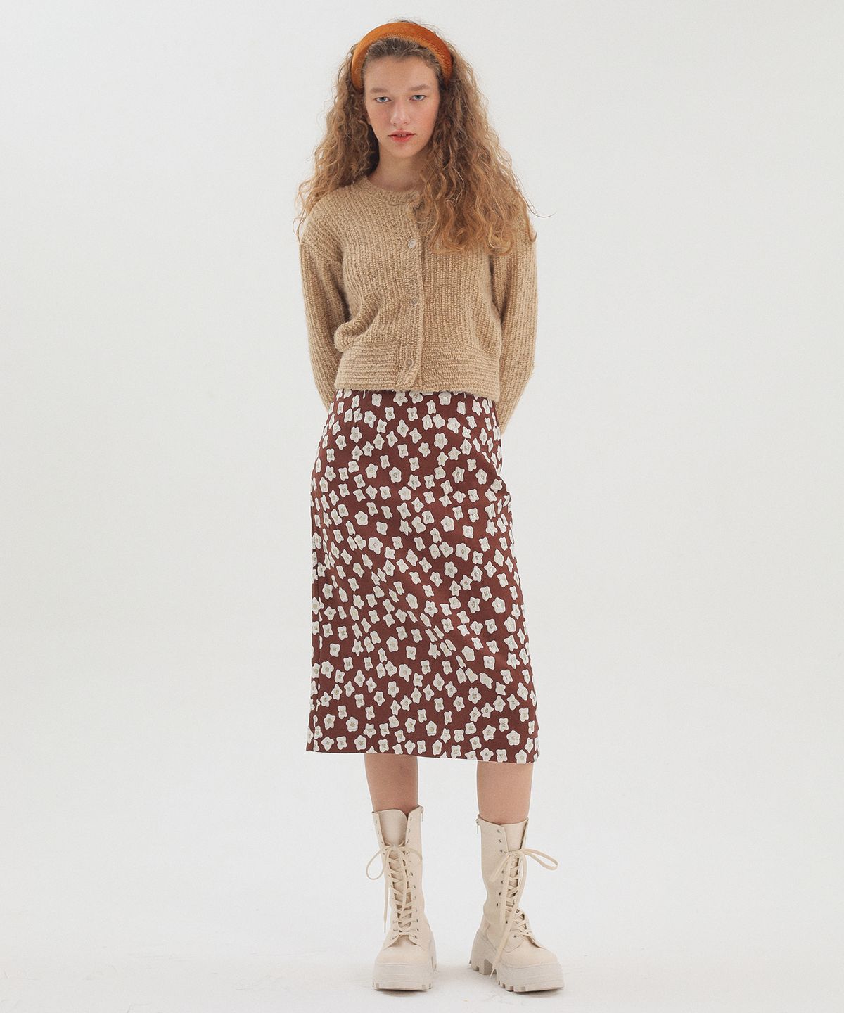 준준스페이스(JUNEJUNE SPACE) Crop Boucle Cardigan_Beige크롭 부클 가디건_베이지