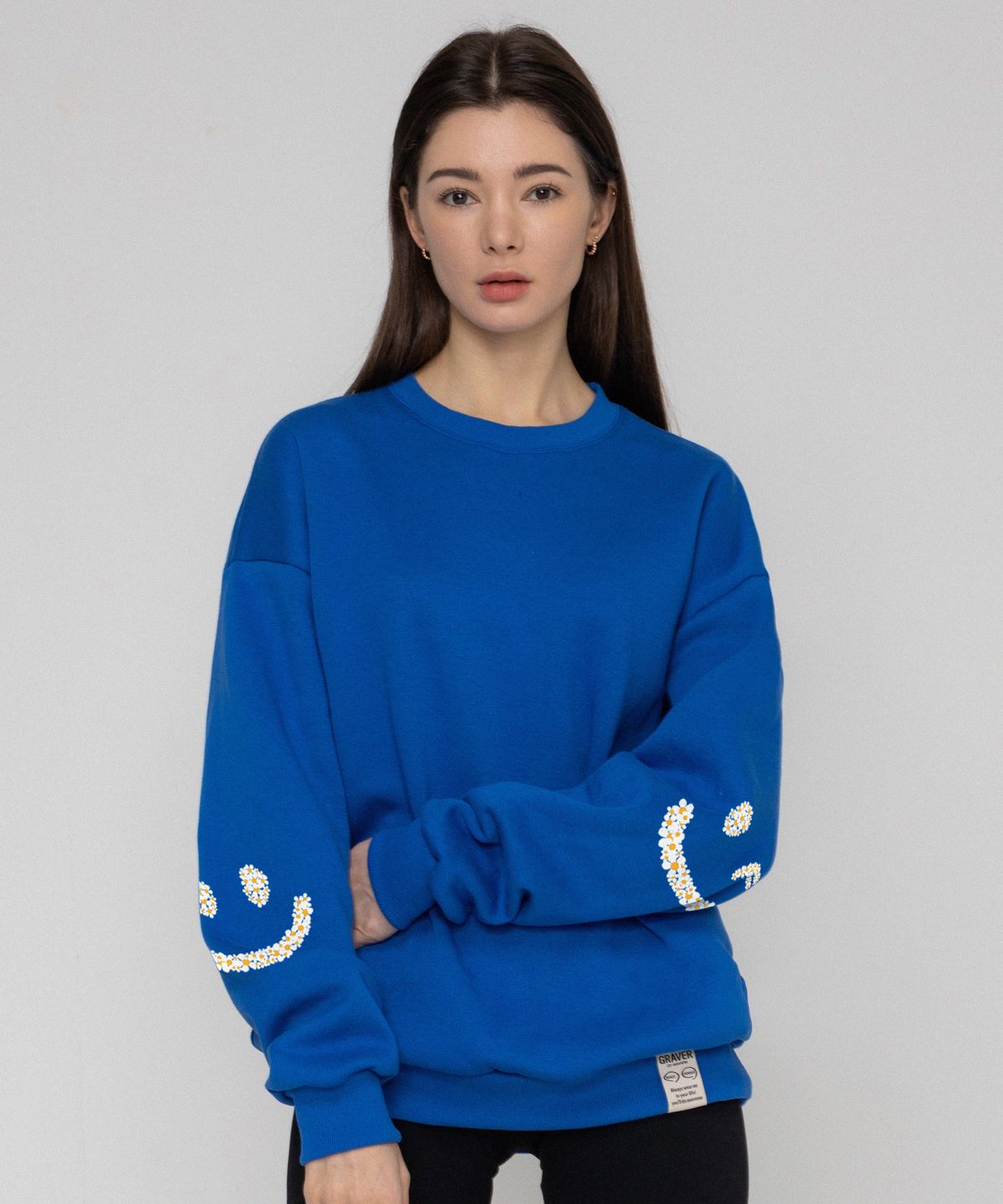 그레이버(GRAVER) [UNISEX]엘보우 멀티플라워 드로잉스마일 맨투맨_코발트블루
