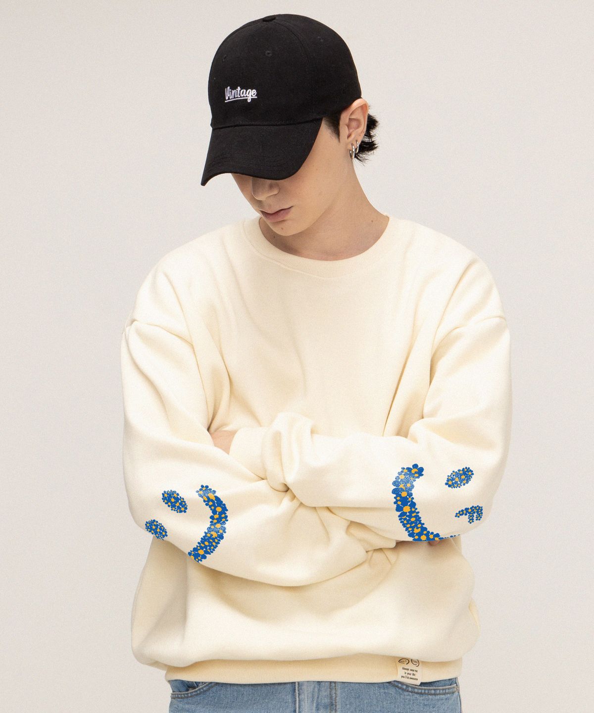 그레이버(GRAVER) [UNISEX]엘보우 멀티플라워 드로잉스마일 맨투맨_크림