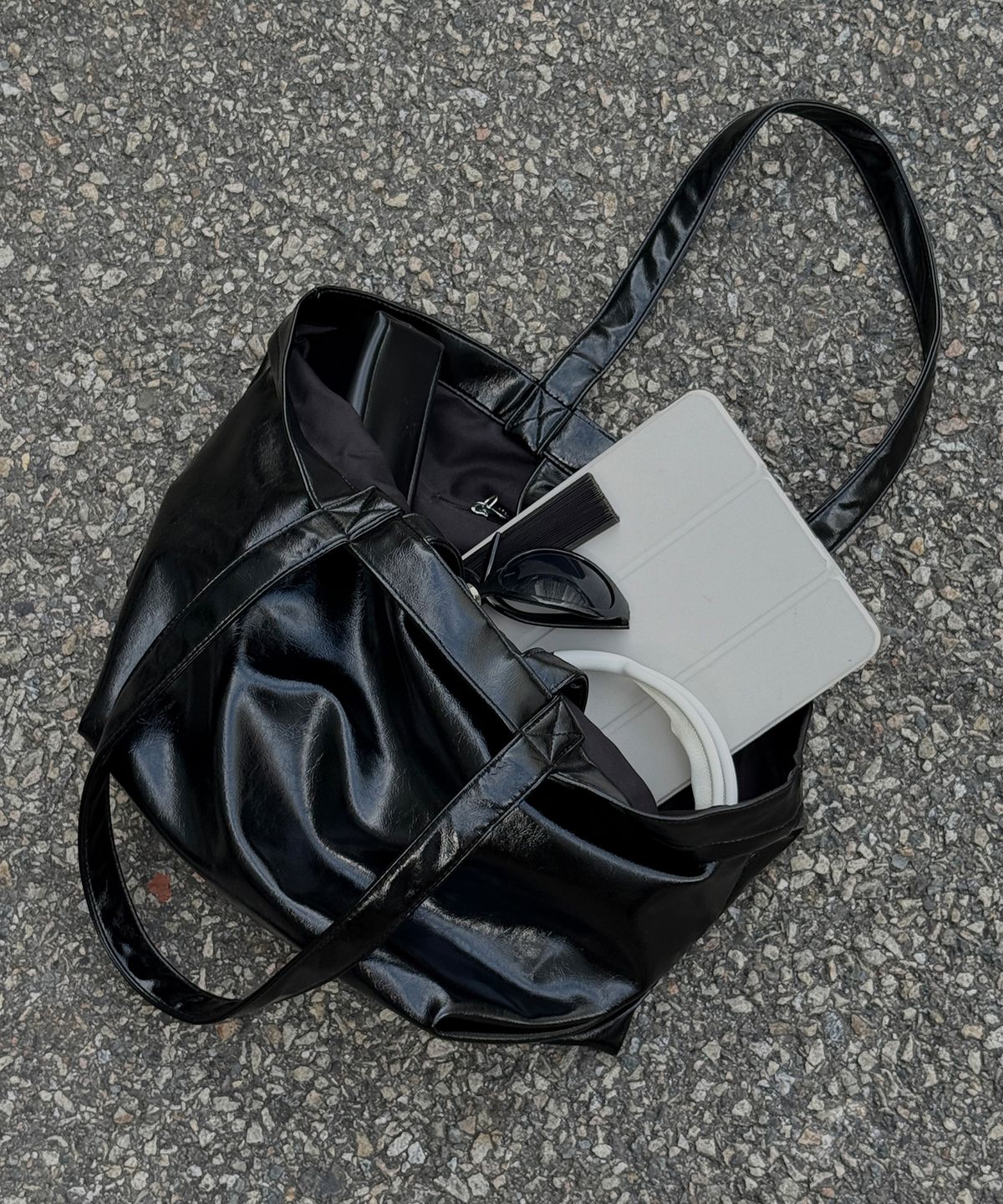 투오(TUO) CARRIE BAG_GLOSSY BLACK