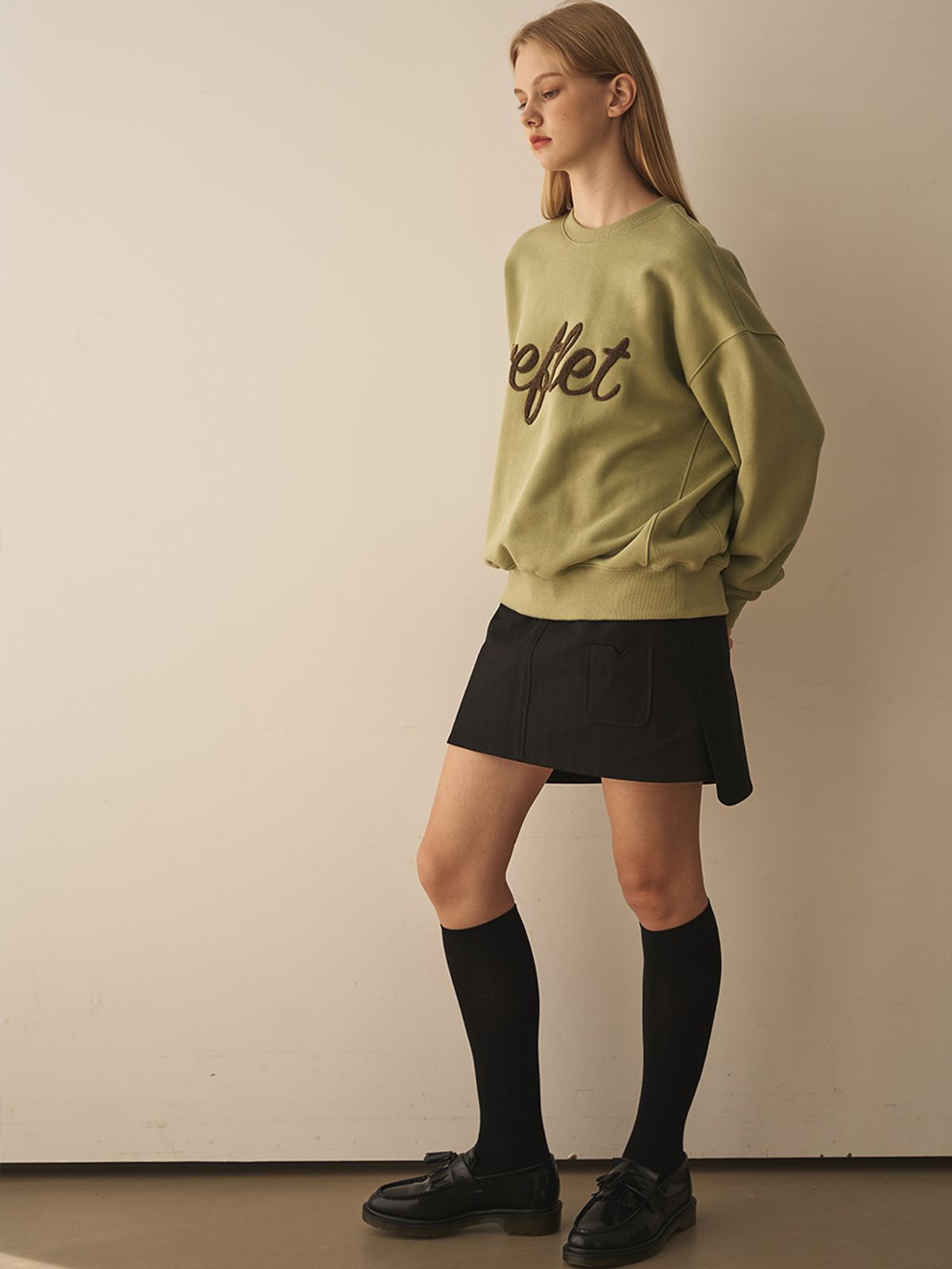 르플레(refle.t) 부클레 로고 스웻셔츠 (올리브그린)
