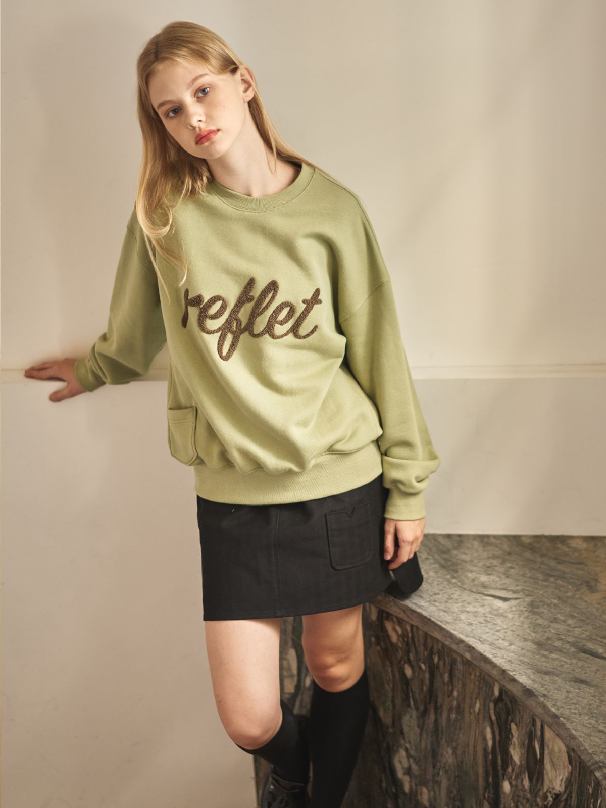 르플레(refle.t) 부클레 로고 스웻셔츠 (올리브그린)