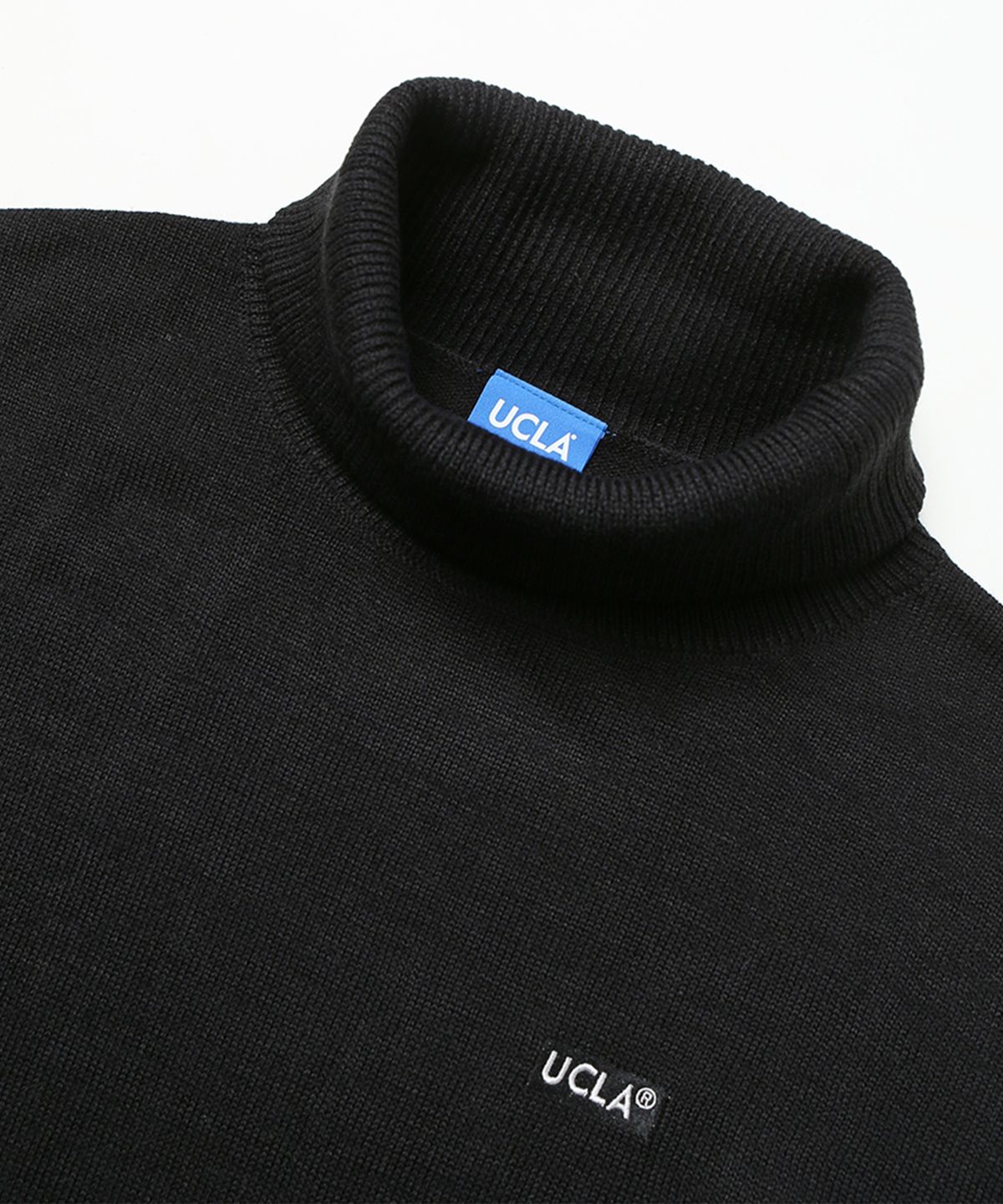 유씨엘에이(UCLA) 베이직 로고 터틀넥 스웨터 [BLACK](UYALK12_39)