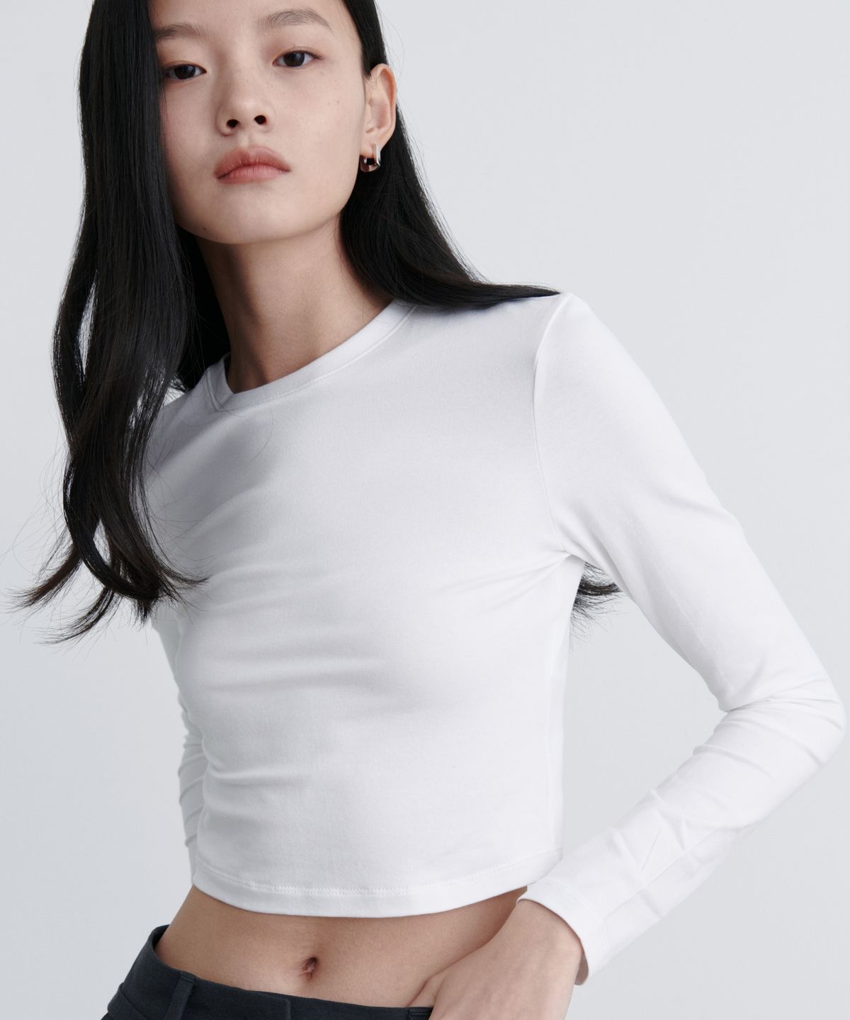 무신사 스탠다드 우먼(MUSINSA STANDARD WOMAN) 우먼즈 슬림 크롭 크루 넥 긴소매 티셔츠 [화이트]