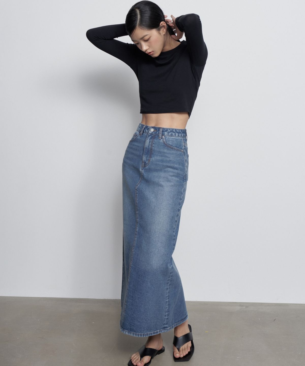 무신사 스탠다드 우먼(MUSINSA STANDARD WOMAN) 우먼즈 슬림 크롭 크루 넥 긴소매 티셔츠 [블랙]