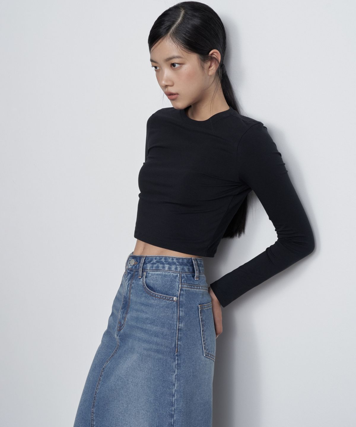 무신사 스탠다드 우먼(MUSINSA STANDARD WOMAN) 우먼즈 슬림 크롭 크루 넥 긴소매 티셔츠 [블랙]