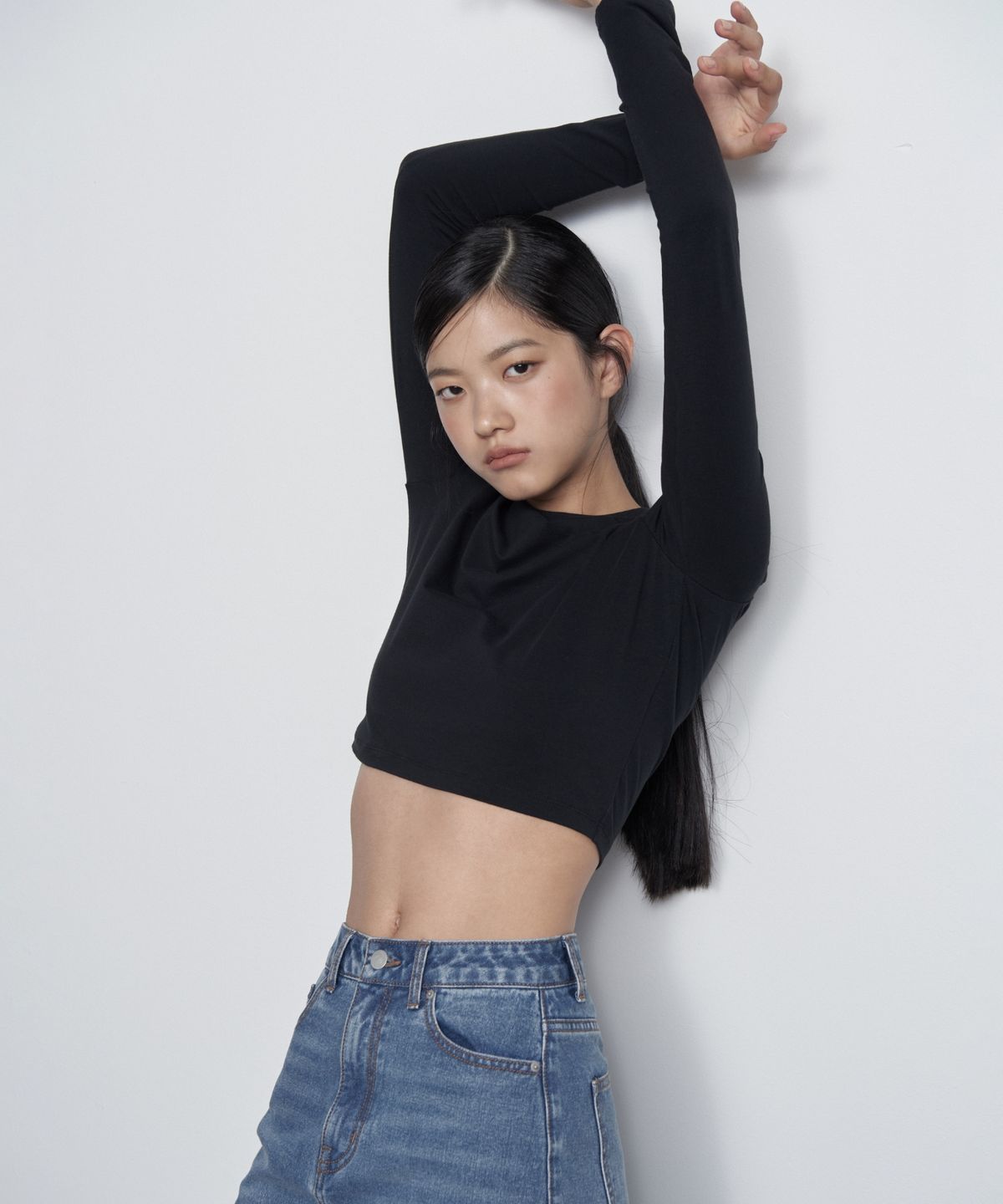 무신사 스탠다드 우먼(MUSINSA STANDARD WOMAN) 우먼즈 슬림 크롭 크루 넥 긴소매 티셔츠 [블랙]