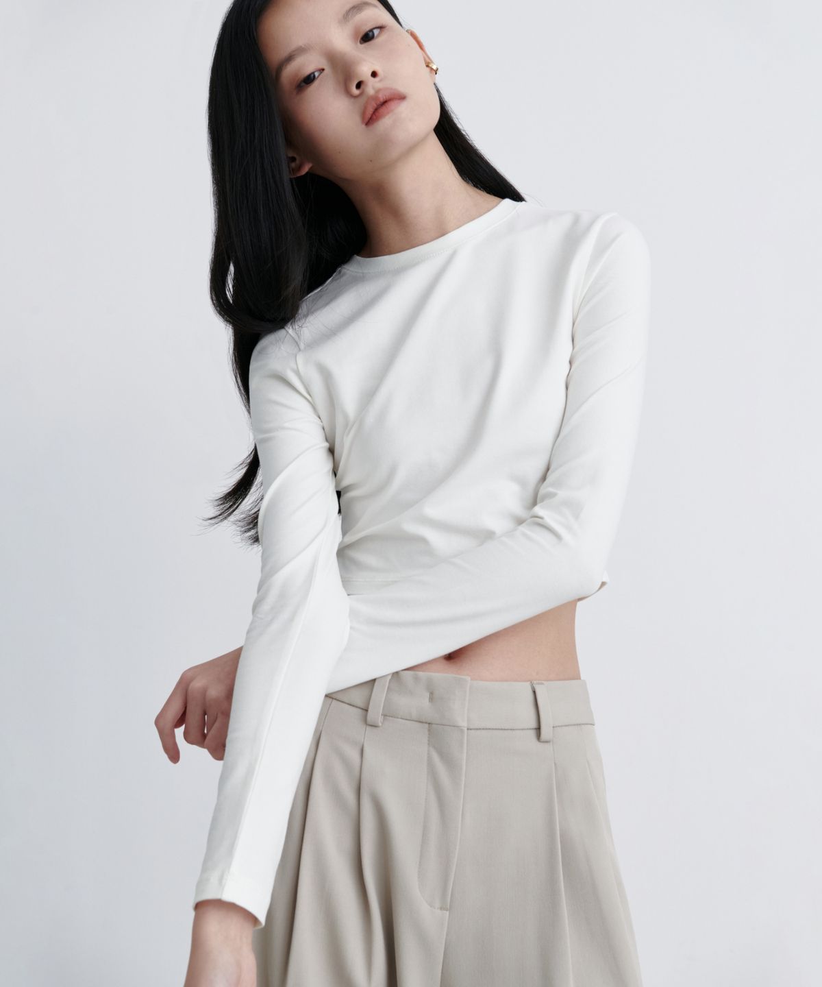 무신사 스탠다드 우먼(MUSINSA STANDARD WOMAN) 우먼즈 슬림 크롭 크루 넥 긴소매 티셔츠 [크림]