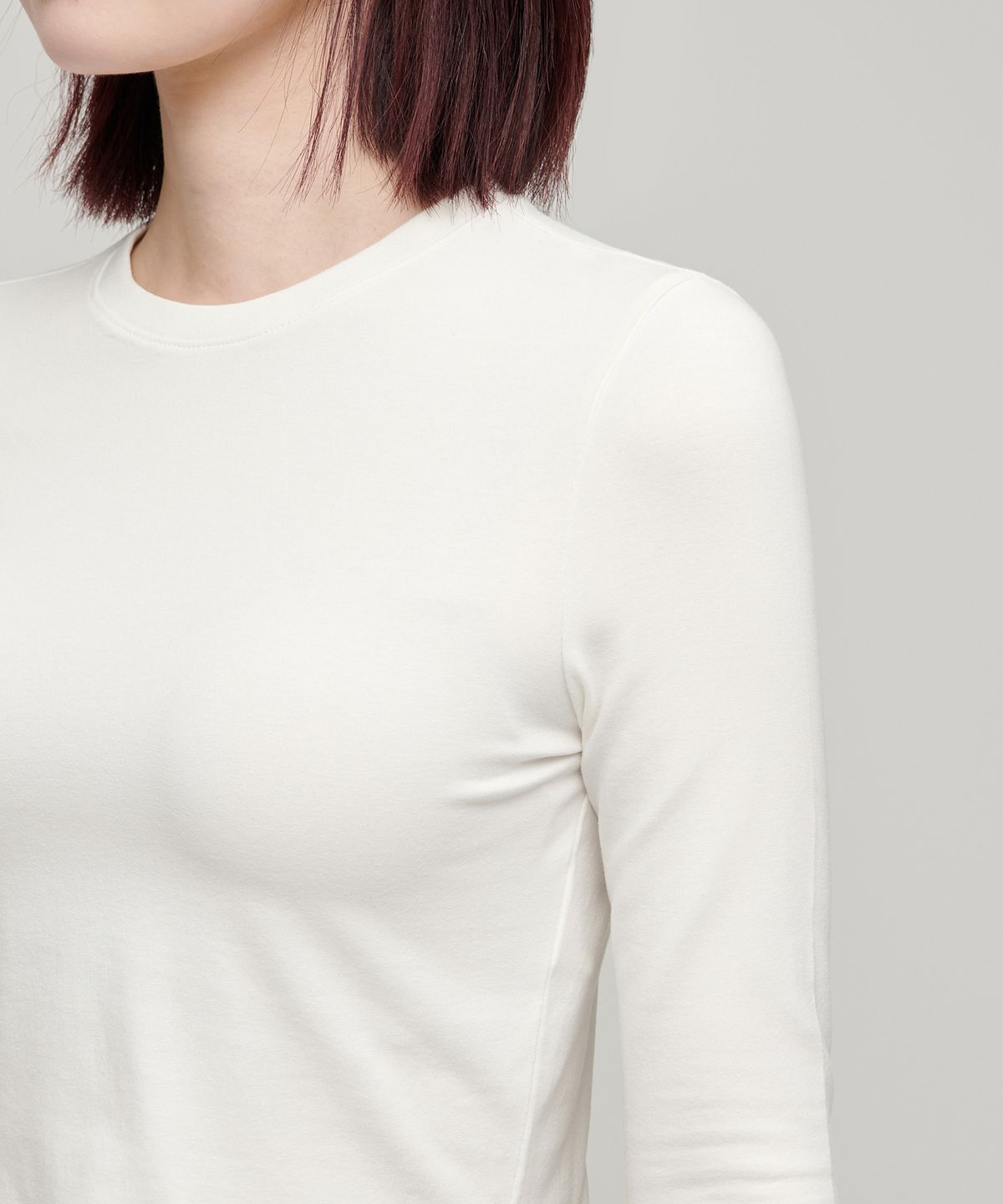 무신사 스탠다드 우먼(MUSINSA STANDARD WOMAN) 우먼즈 슬림 크롭 크루 넥 긴소매 티셔츠 [크림]