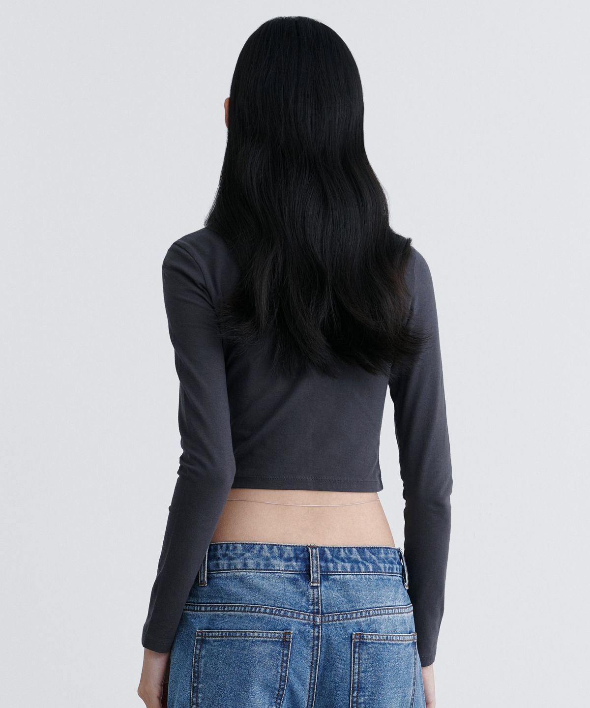 무신사 스탠다드 우먼(MUSINSA STANDARD WOMAN) 우먼즈 슬림 크롭 크루 넥 긴소매 티셔츠 [다크 그레이]
