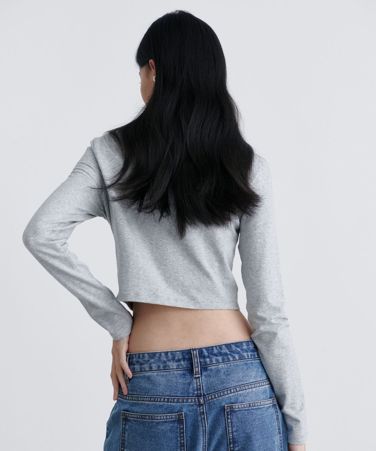 무신사 스탠다드 우먼(MUSINSA STANDARD WOMAN) 우먼즈 슬림 크롭 크루 넥 긴소매 티셔츠 [미디엄 그레이]