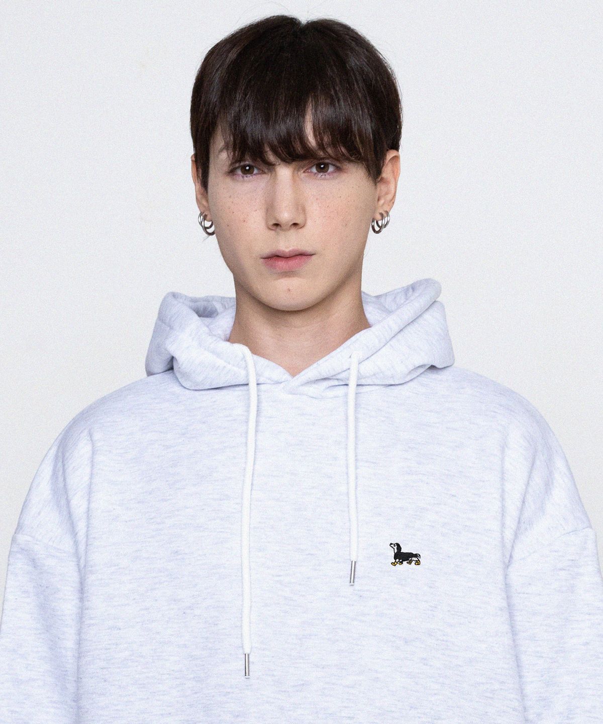 그레이버(GRAVER) [UNISEX]옐로우부츠 퍼피 자수 후드티_멜란지화이트