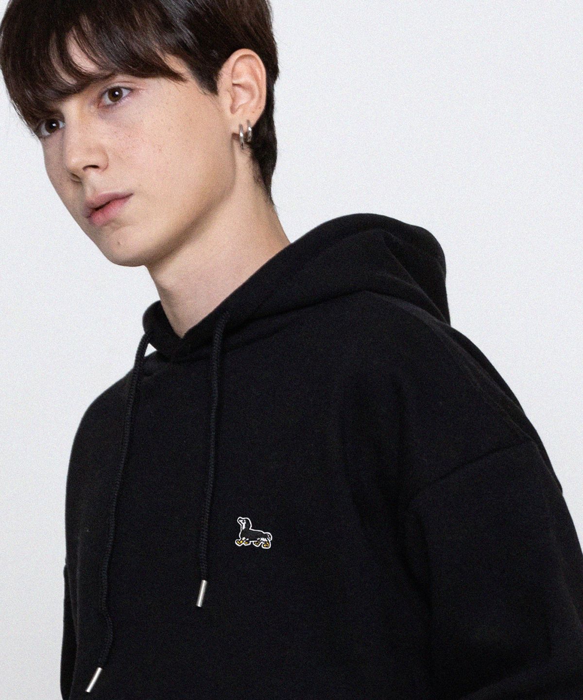 그레이버(GRAVER) [UNISEX]옐로우부츠 퍼피 자수 후드티_블랙