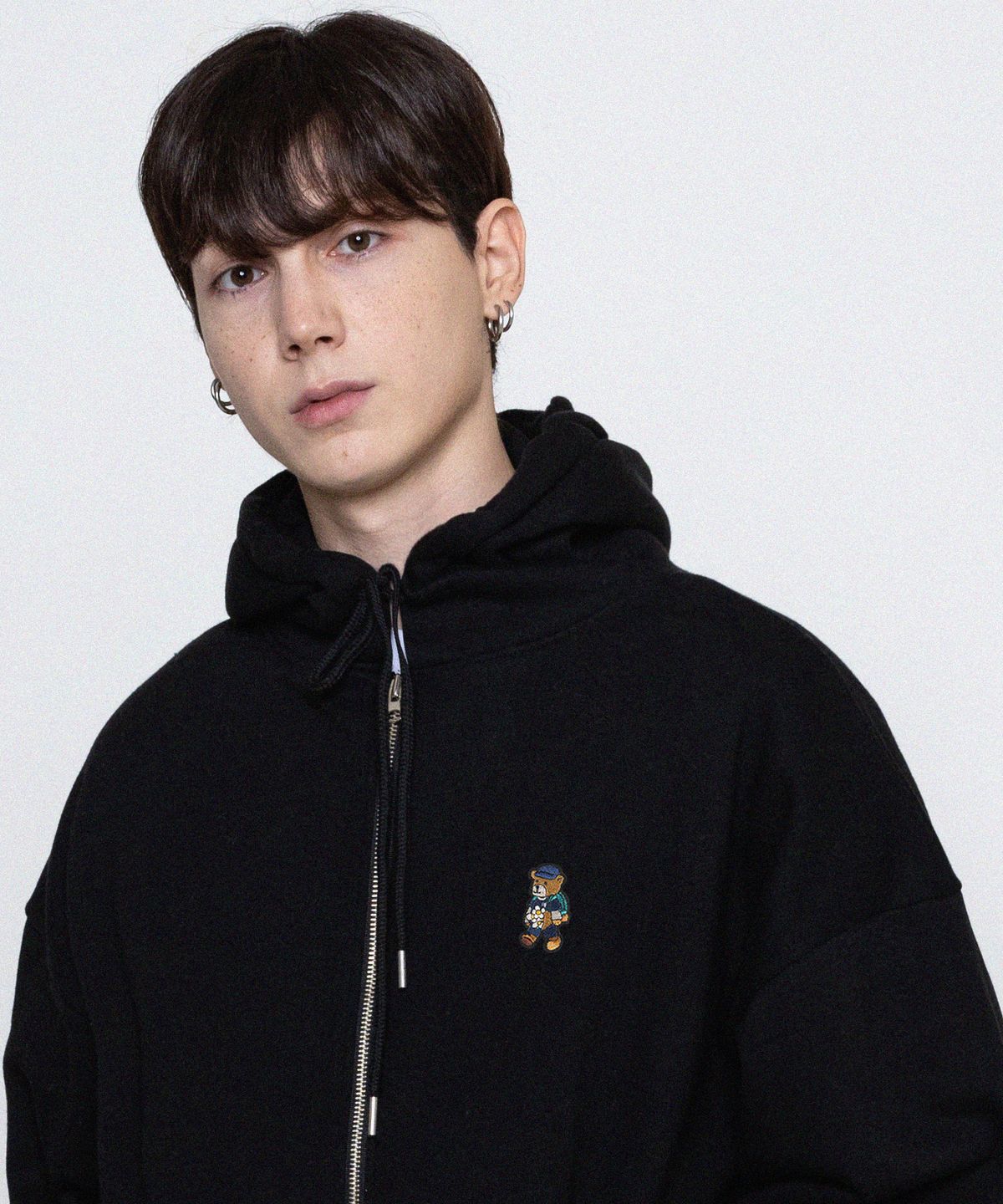 그레이버(GRAVER) [UNISEX]데이지 부케 베어 자수 후드집업_블랙